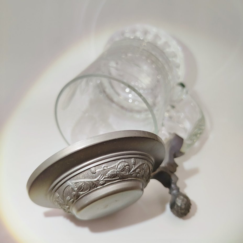 Кружка пивная с металлической крышкой и резным декором в виде соцветий хмеля на тулове