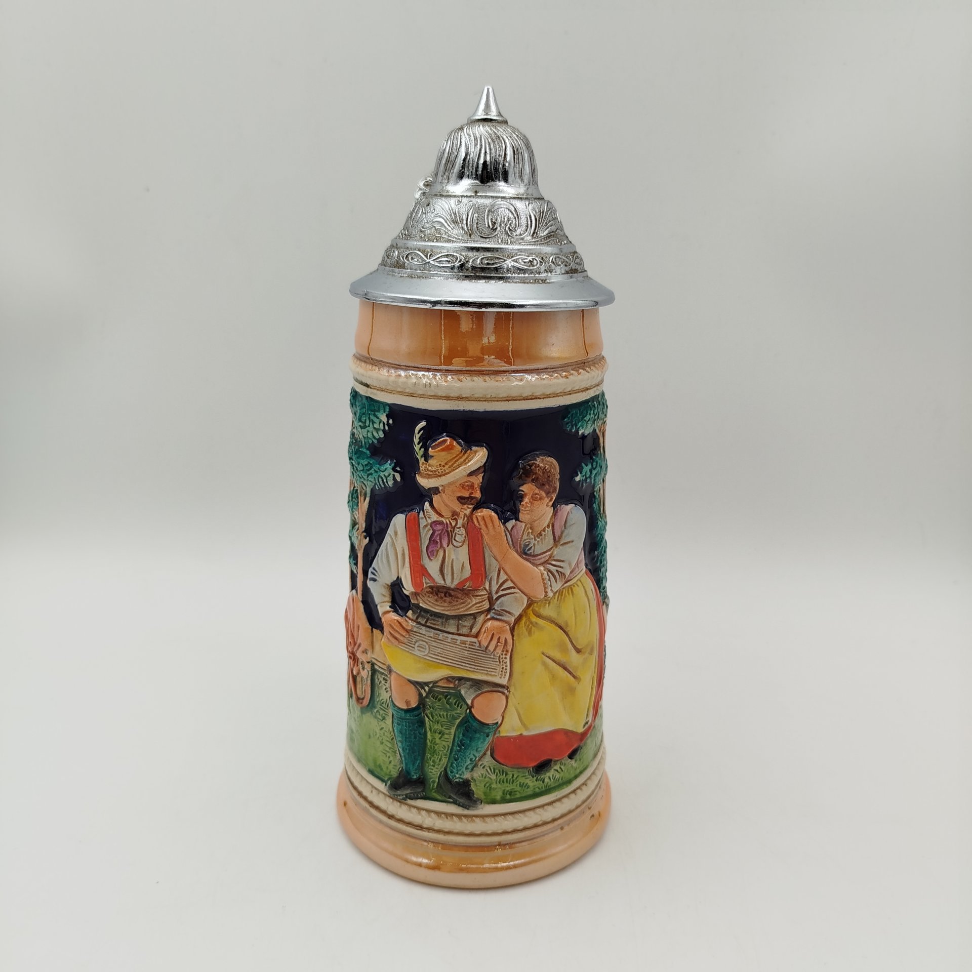 Кружка пивная, украшенная сценой флирта, керамика, глазурь, рельеф, крышка-олово, Marzi & Remy, Германия, 1960-1980 гг.