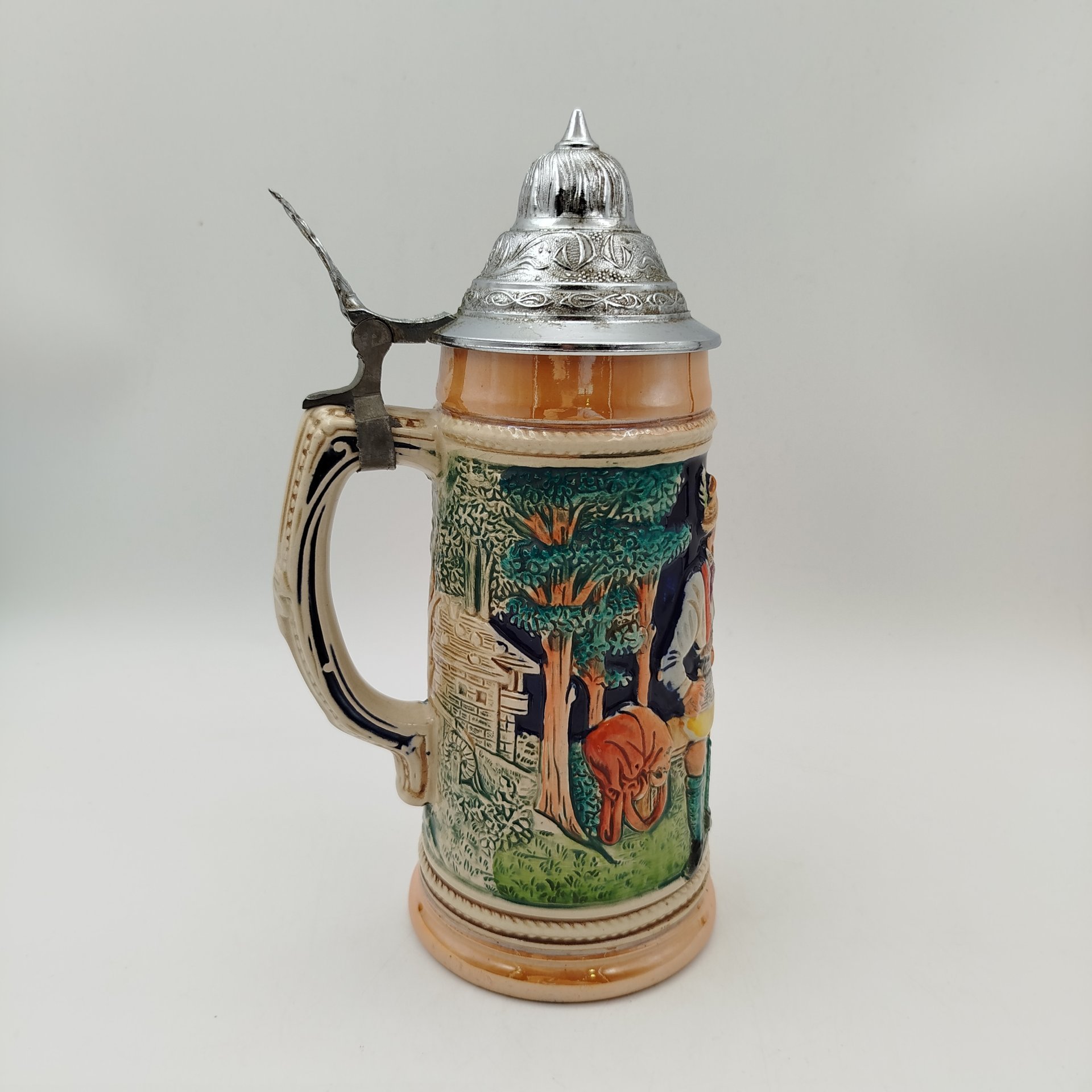 Кружка пивная, украшенная сценой флирта, керамика, глазурь, рельеф, крышка-олово, Marzi & Remy, Германия, 1960-1980 гг.