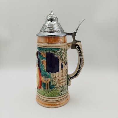 Кружка пивная, украшенная сценой флирта, керамика, глазурь, рельеф, крышка-олово, Marzi & Remy, Германия, 1960-1980 гг., Marzi & Remy