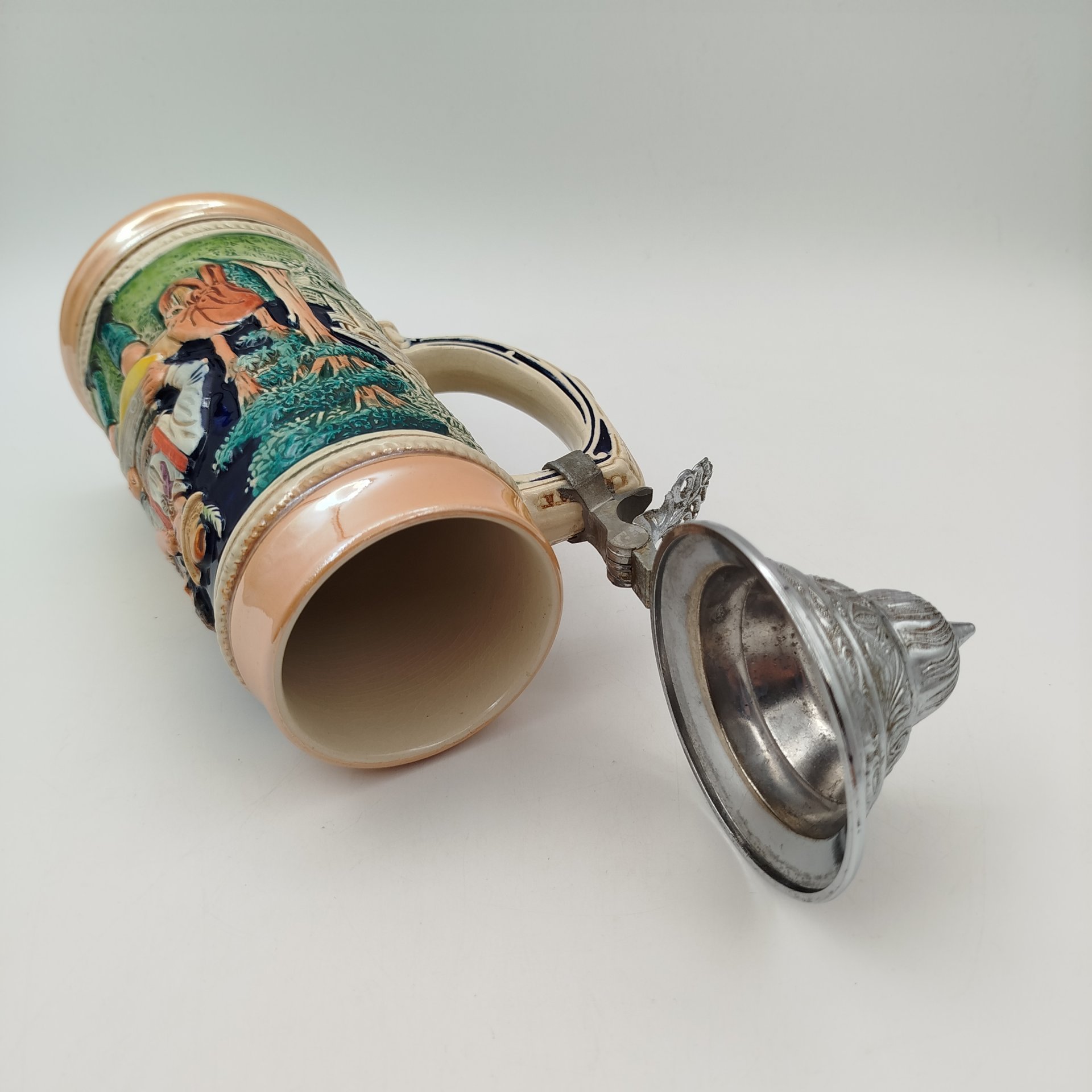 Кружка пивная, украшенная сценой флирта, керамика, глазурь, рельеф, крышка-олово, Marzi & Remy, Германия, 1960-1980 гг., Marzi & Remy
