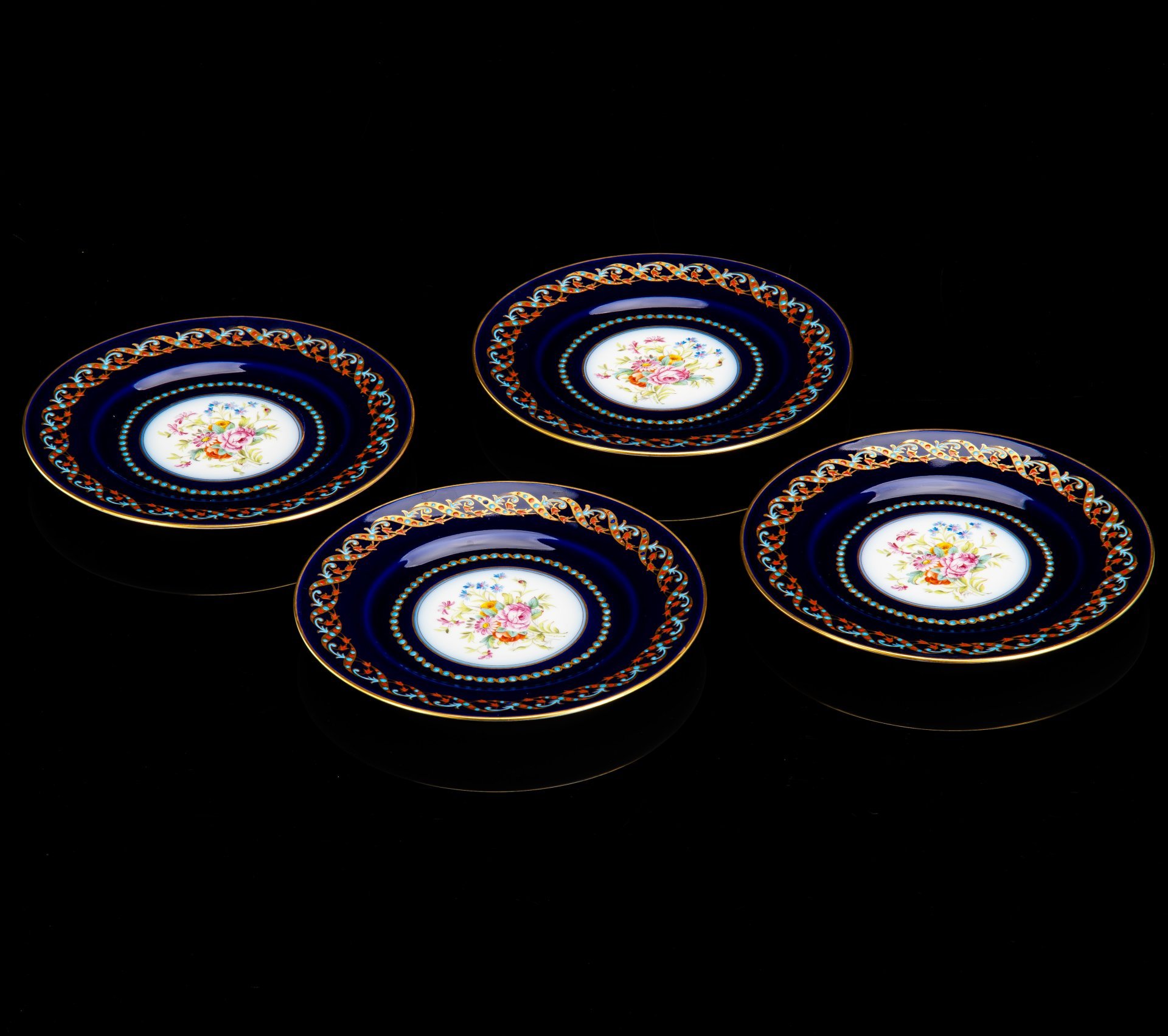 Набор десертных тарелок с цветочным декором на 4 персоны, фарфор, роспись, эмали, крытье кобальтом, золочение, Bernardaud, Франция, 1900-1930 гг.