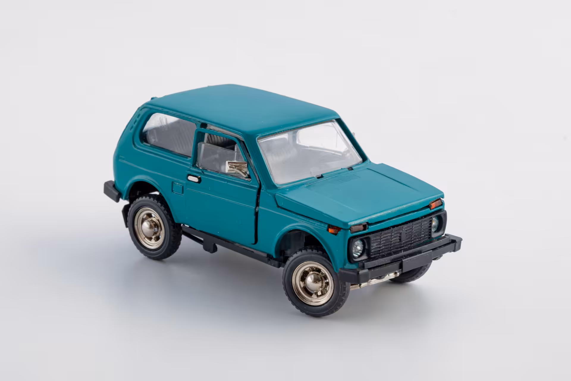 Модель автомобиля ВАЗ 2121 "Нива" в родной коробке в масштабе 1:43, Саратовский завод «Тантал»