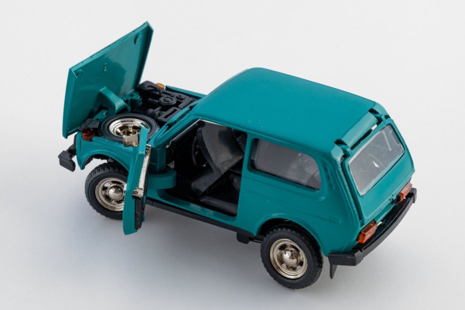 Модель автомобиля ВАЗ 2121 "Нива" в родной коробке в масштабе 1:43, Саратовский завод «Тантал»
