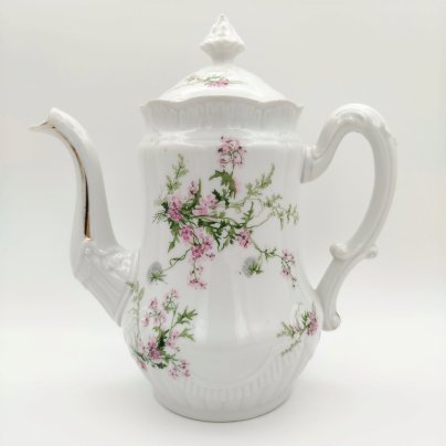 Чайник (кофейник), украшенный цветами по тулову и рельефной ручкой, фарфор, деколь, золочение, Limoges, Франция, 1920-1960 гг.