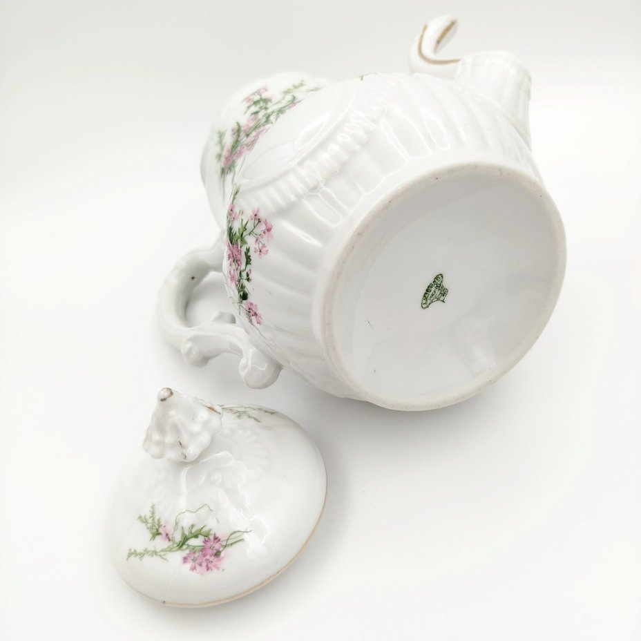 Чайник (кофейник), украшенный цветами по тулову и рельефной ручкой, фарфор, деколь, золочение, Limoges, Франция, 1920-1960 гг.