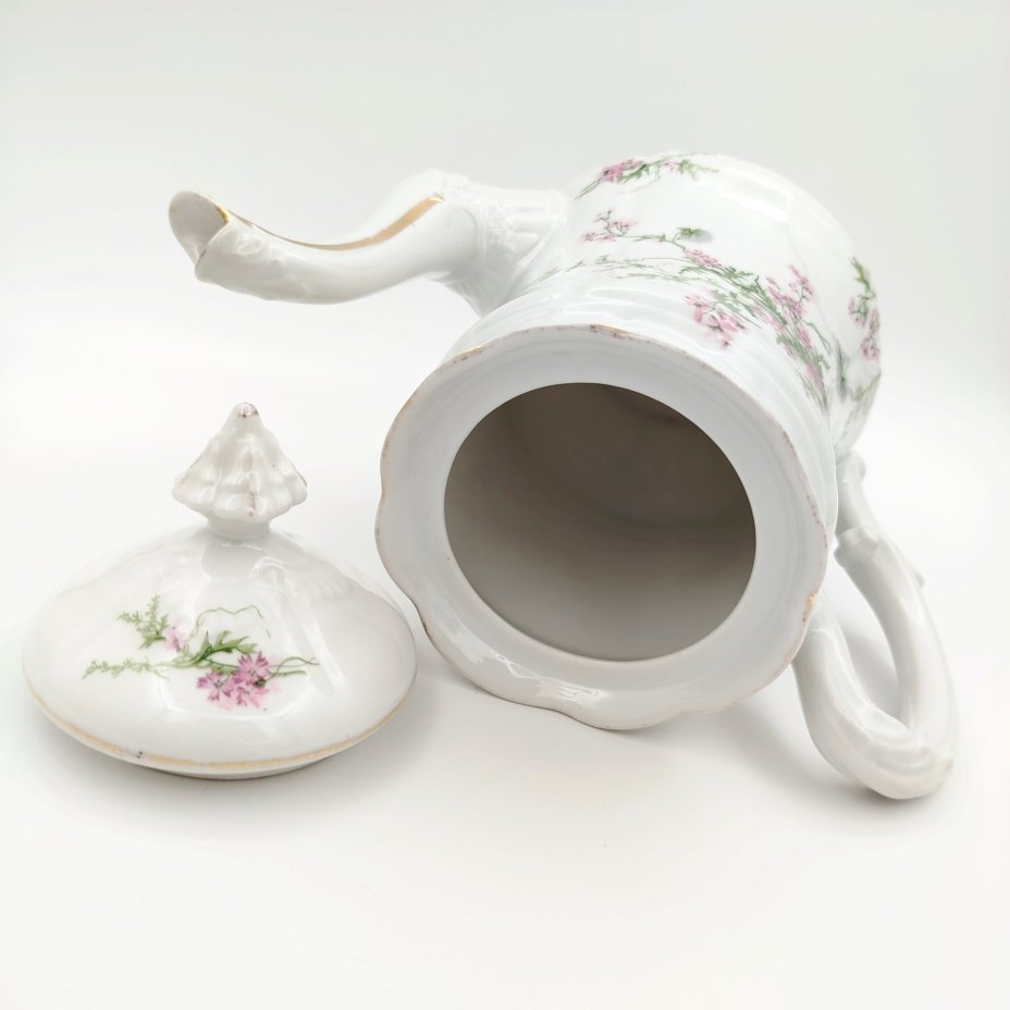 Чайник (кофейник), украшенный цветами по тулову и рельефной ручкой, фарфор, деколь, золочение, Limoges, Франция, 1920-1960 гг., Limoges