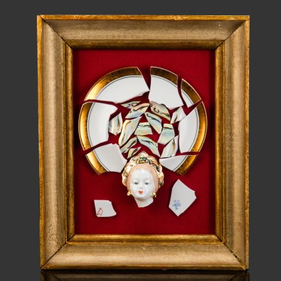 Настенная композиция из осколков битой посуды заводов ЛФЗ и Дулево, оформленная в антикварную раму, фарфор, дерево, текстиль, люстр, золочение, роспись, Россия, 1970-1990 гг.
