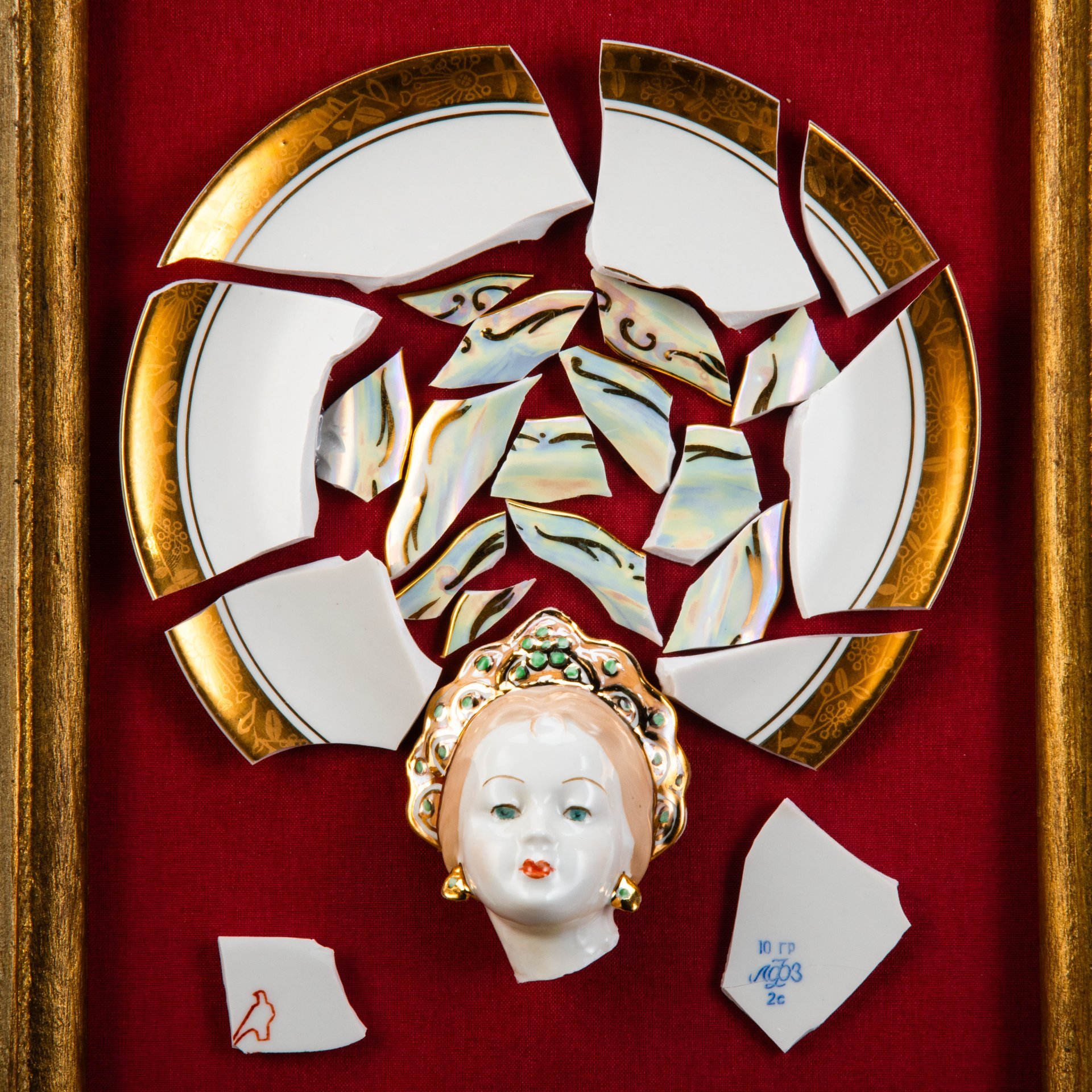 Настенная композиция из осколков битой посуды заводов ЛФЗ и Дулево, оформленная в антикварную раму, фарфор, дерево, текстиль, люстр, золочение, роспись, Россия, 1970-1990 гг.