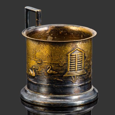 Подстаканник, украшенный изображением озера и лебедей, металл, Царство Польское, 1880-1910 гг.