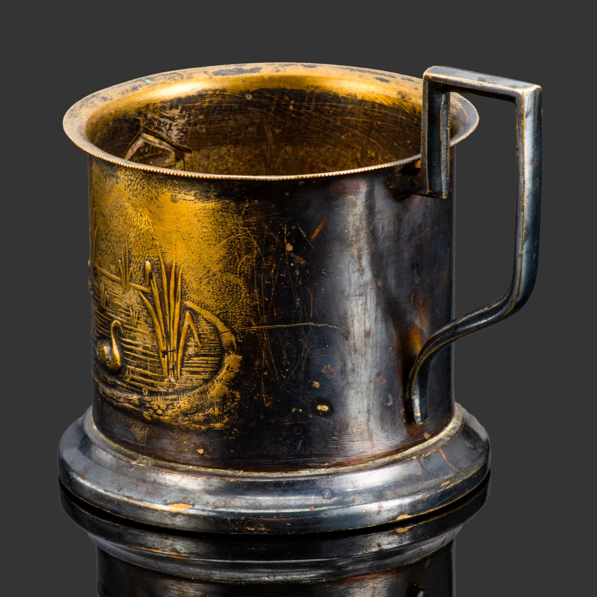 Подстаканник, украшенный изображением озера и лебедей, металл, Царство Польское, 1880-1910 гг.