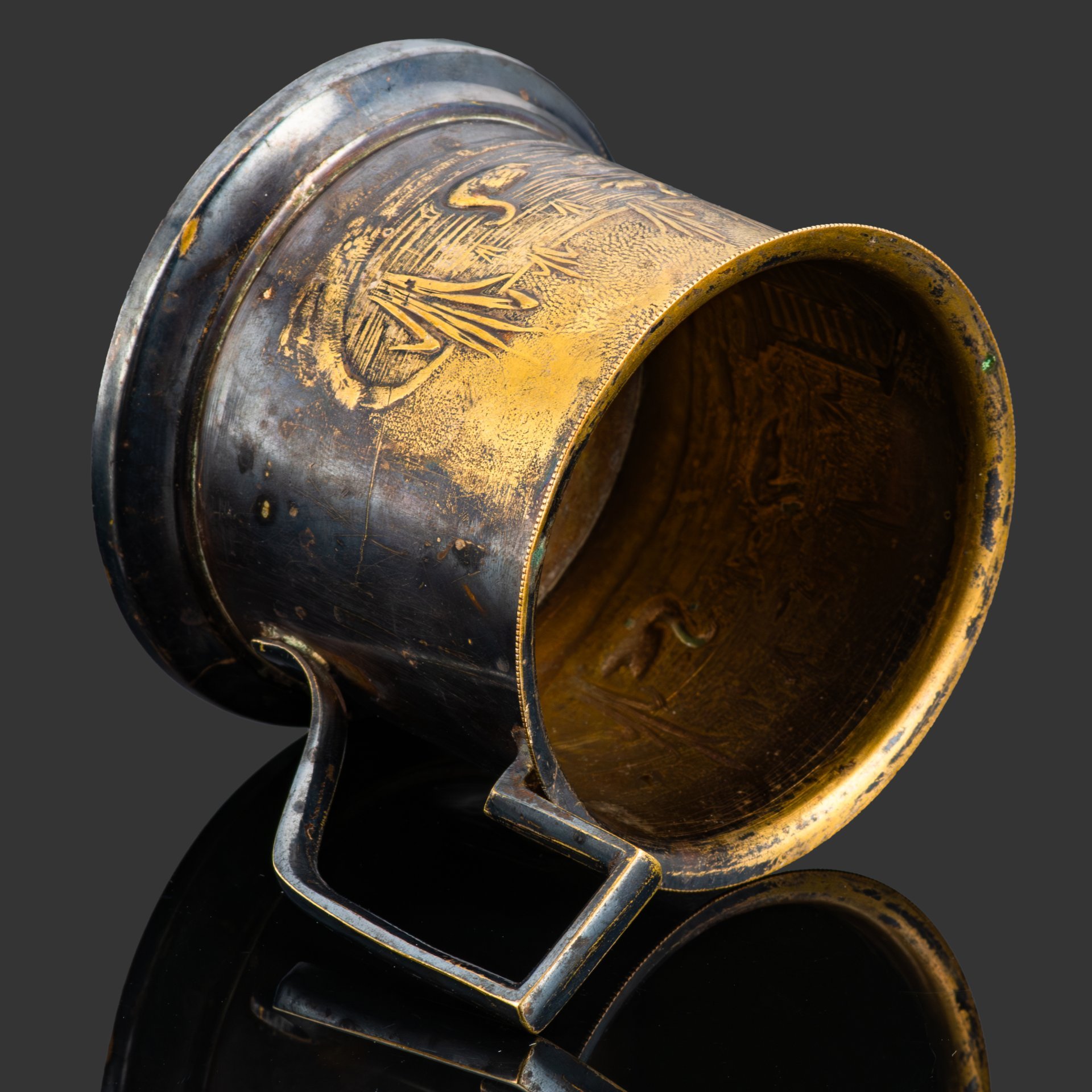 Подстаканник, украшенный изображением озера и лебедей, металл, Царство Польское, 1880-1910 гг.