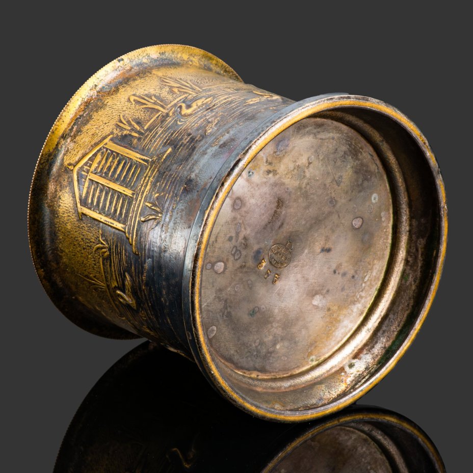 Подстаканник, украшенный изображением озера и лебедей, металл, Царство Польское, 1880-1910 гг.