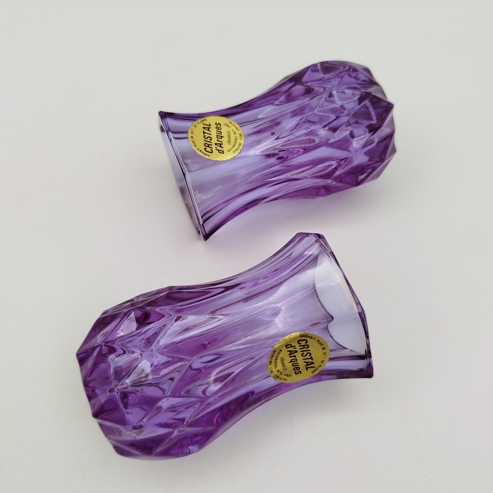Пара миниатюрных вазочек "Lilas", фирма "Cristal D'Arques", хрусталь, неодимовый (александритовый)