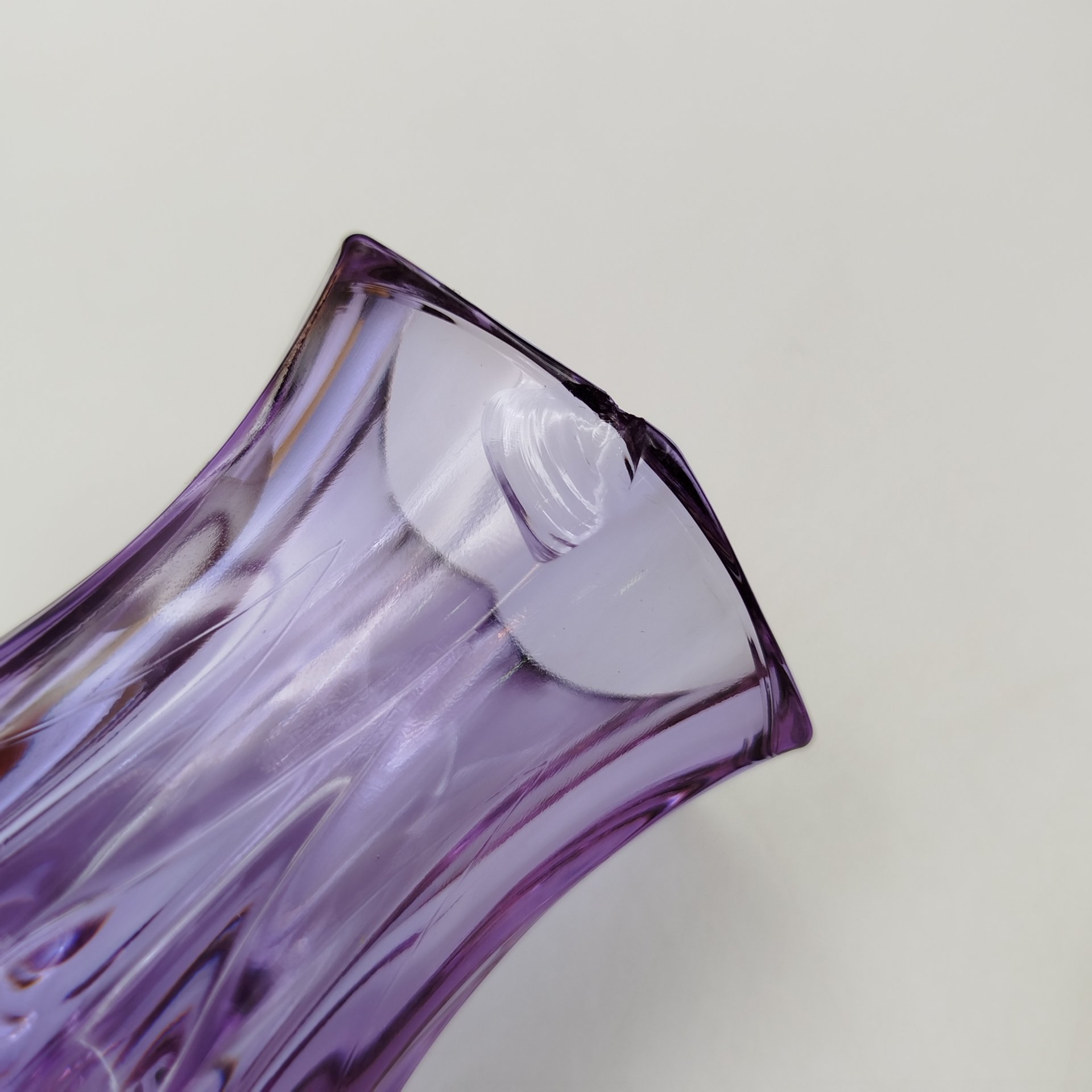 Пара миниатюрных вазочек "Lilas", фирма "Cristal D'Arques", хрусталь, неодимовый (александритовый)