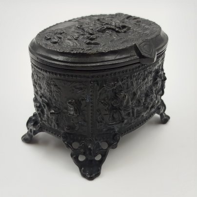 Шкатулка "Танцы и охота", чугун, крашение, Каслинский завод архитектурно-художественного литья (Касли), СССР, 1970-1990 гг.