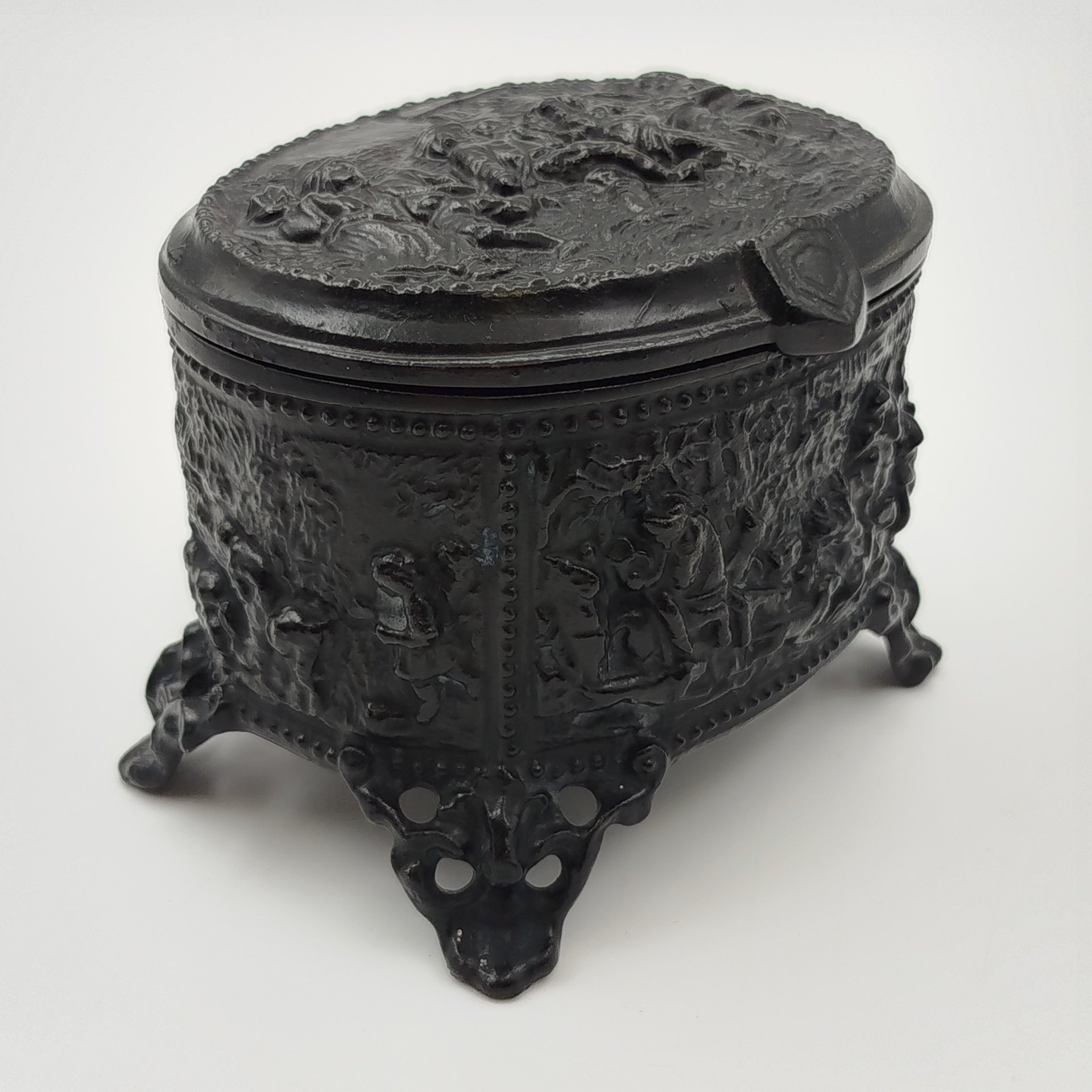 Шкатулка "Танцы и охота", чугун, крашение, Каслинский завод архитектурно-художественного литья (Касли), СССР, 1970-1990 гг.