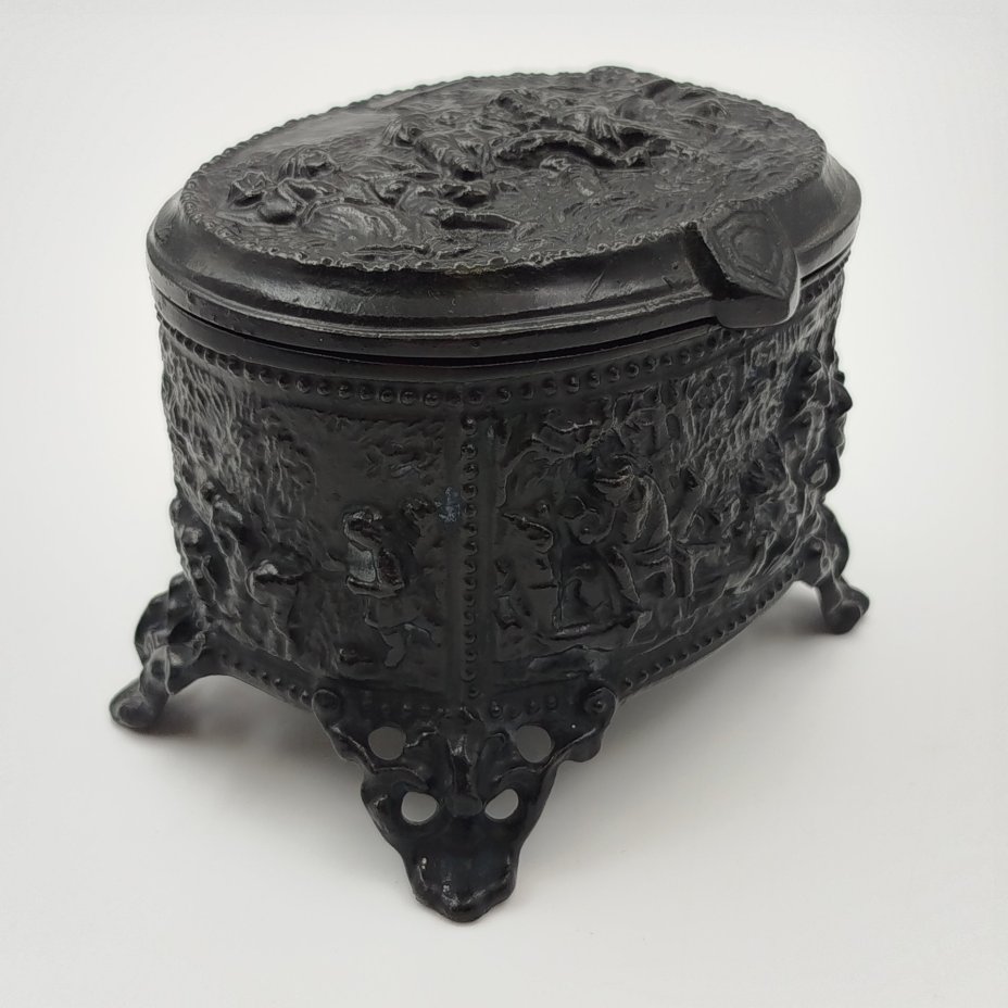 Шкатулка "Танцы и охота", чугун, крашение, Каслинский завод архитектурно-художественного литья (Касли), СССР, 1970-1990 гг.