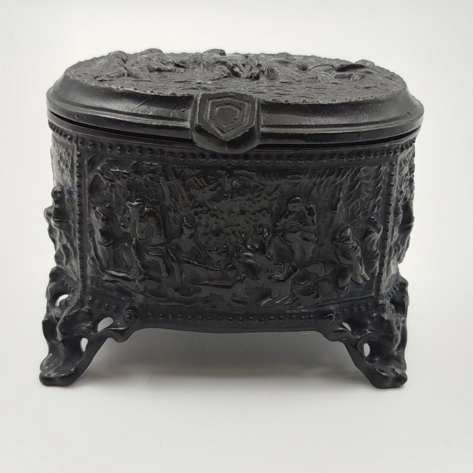 Шкатулка "Танцы и охота", чугун, крашение, Каслинский завод архитектурно-художественного литья (Касли), СССР, 1970-1990 гг.