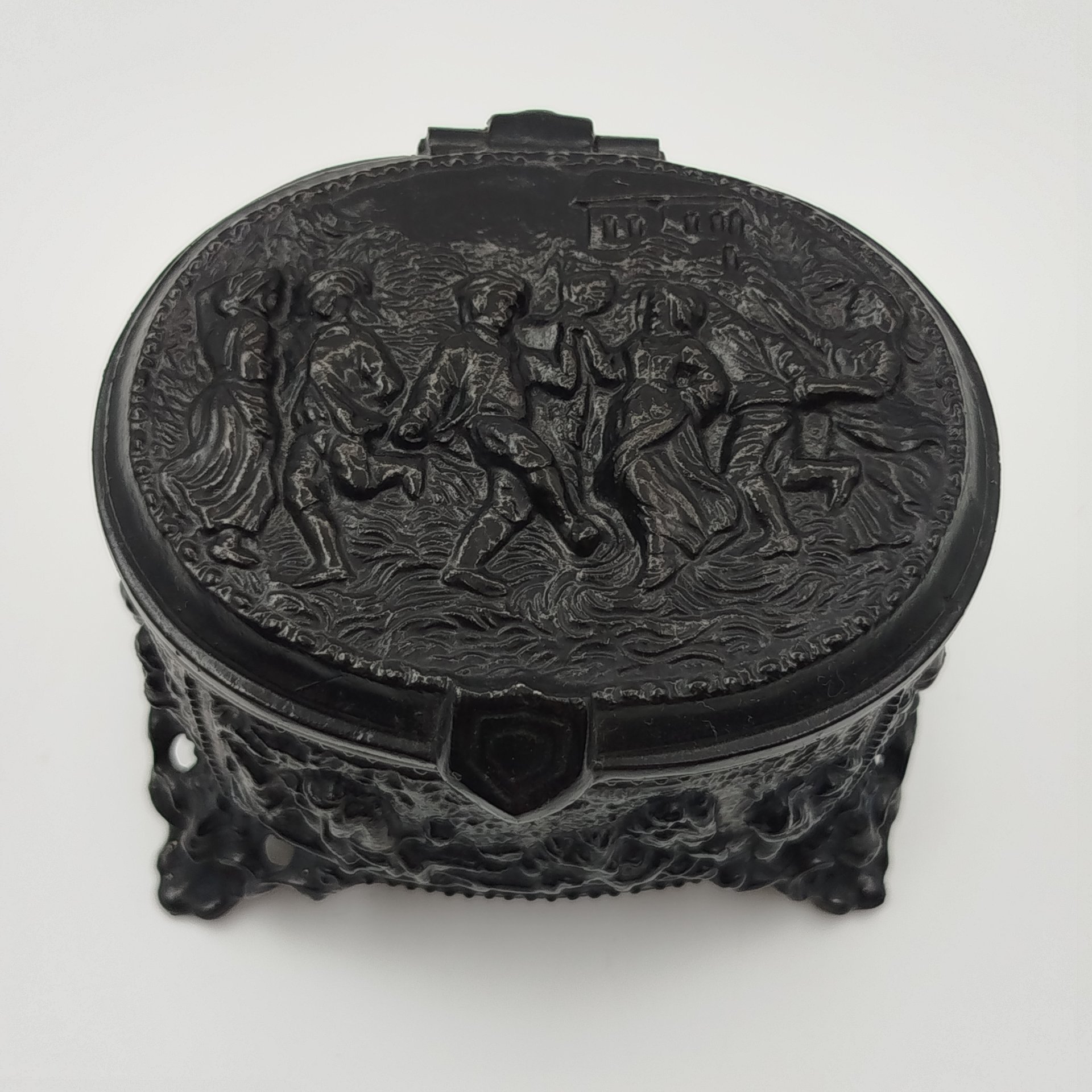 Шкатулка "Танцы и охота", чугун, крашение, Каслинский завод архитектурно-художественного литья (Касли), СССР, 1970-1990 гг.