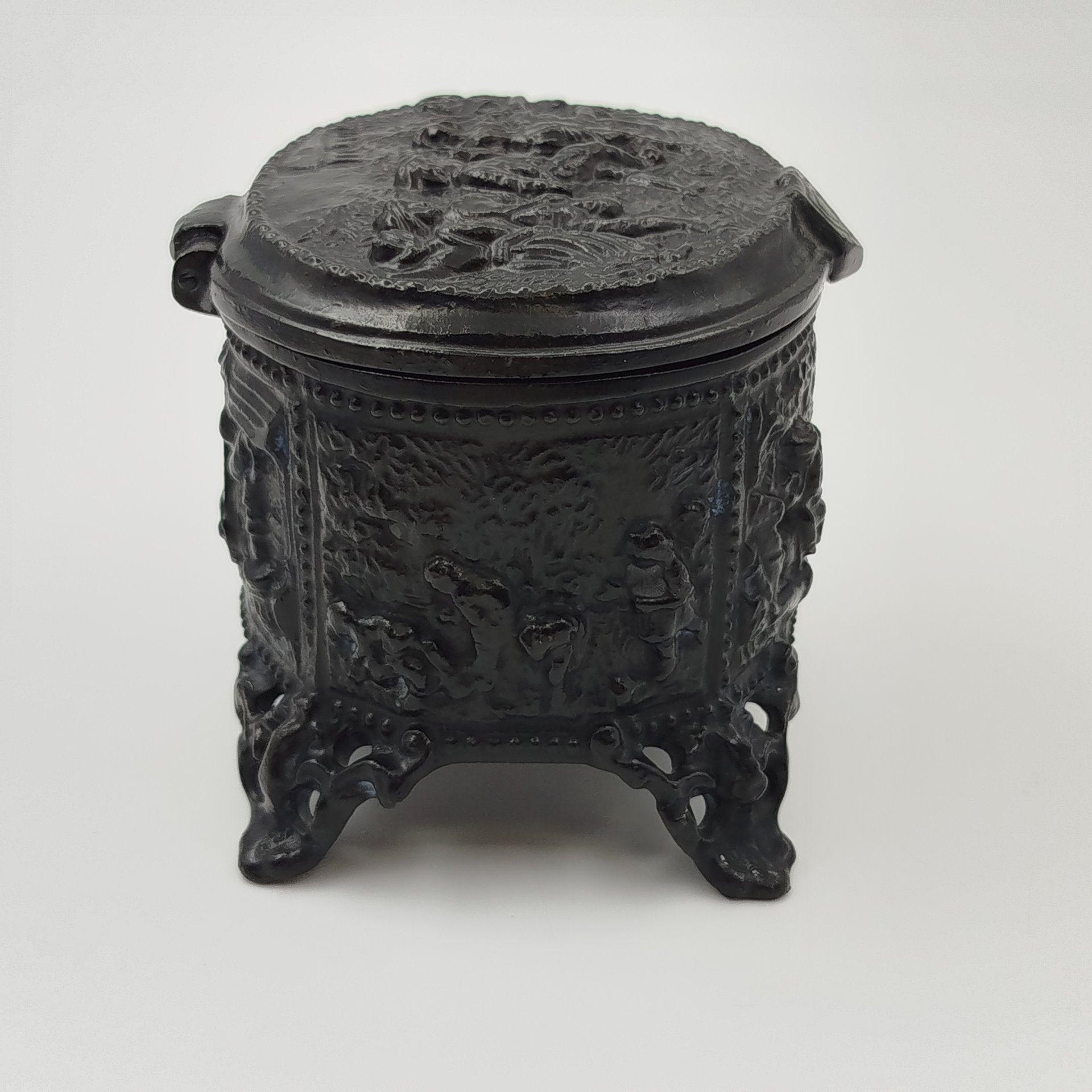 Шкатулка "Танцы и охота", чугун, крашение, Каслинский завод архитектурно-художественного литья (Касли), СССР, 1970-1990 гг.