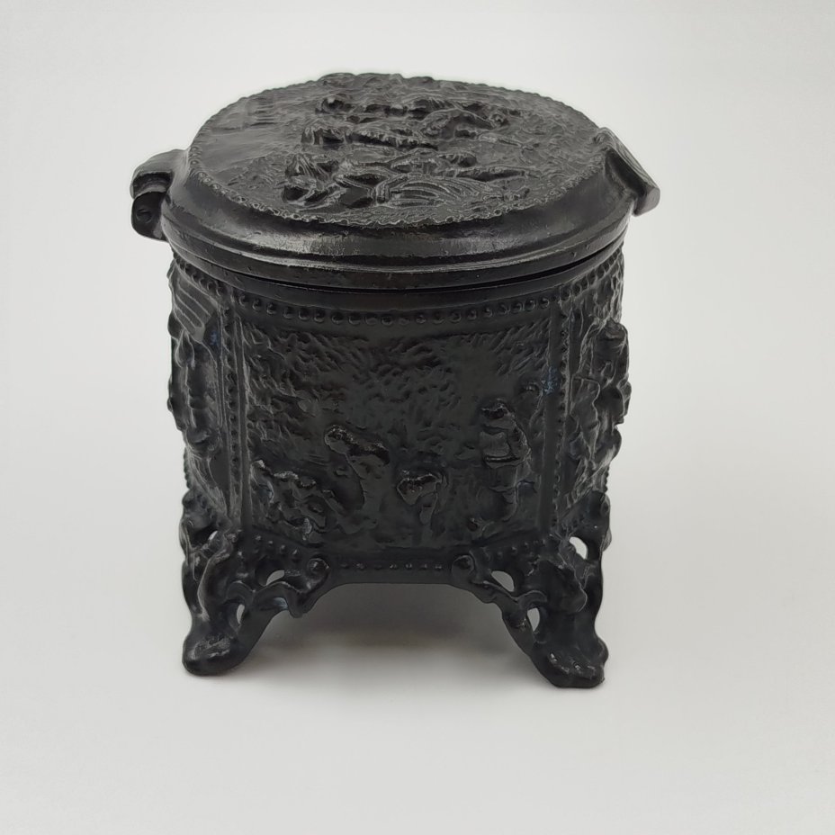 Шкатулка "Танцы и охота", чугун, крашение, Каслинский завод архитектурно-художественного литья (Касли), СССР, 1970-1990 гг.