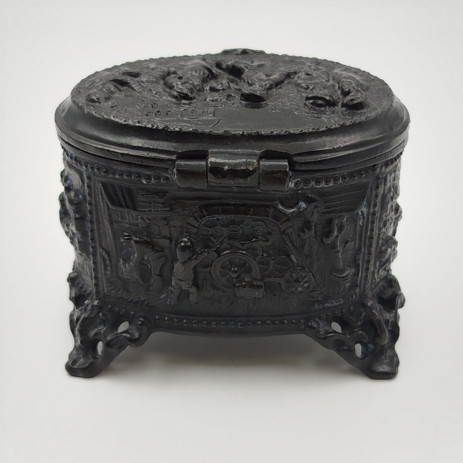 Шкатулка "Танцы и охота", чугун, крашение, Каслинский завод архитектурно-художественного литья (Касли), СССР, 1970-1990 гг.