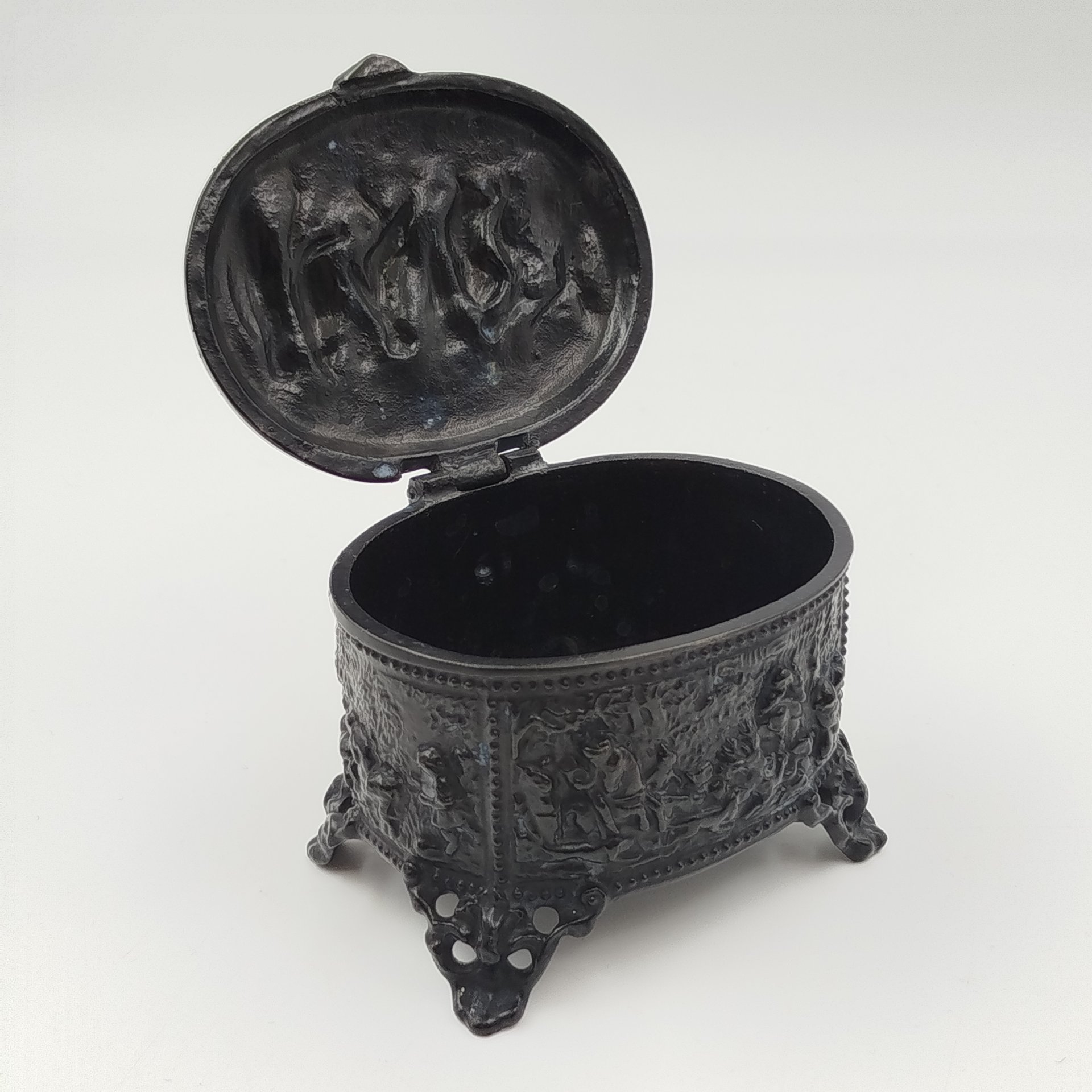 Шкатулка "Танцы и охота", чугун, крашение, Каслинский завод архитектурно-художественного литья (Касли), СССР, 1970-1990 гг.