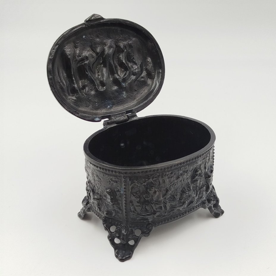 Шкатулка "Танцы и охота", чугун, крашение, Каслинский завод архитектурно-художественного литья (Касли), СССР, 1970-1990 гг.