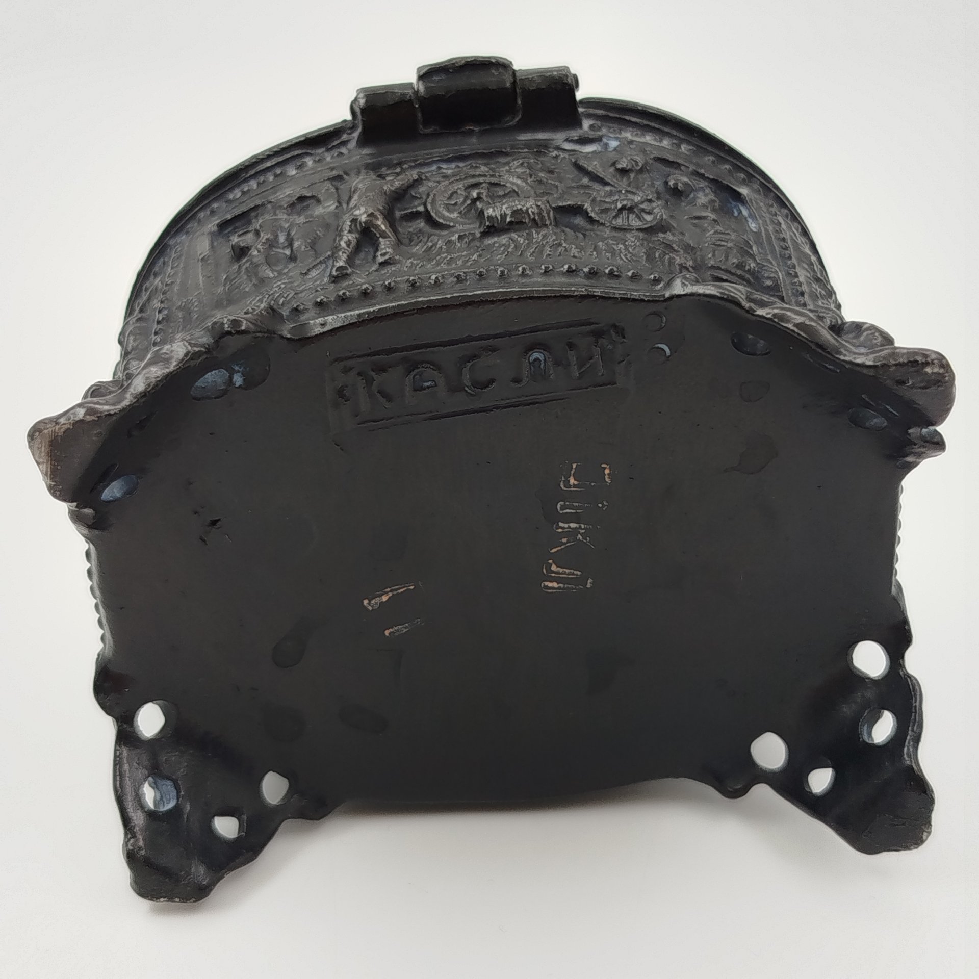 Шкатулка "Танцы и охота", чугун, крашение, Каслинский завод архитектурно-художественного литья (Касли), СССР, 1970-1990 гг.