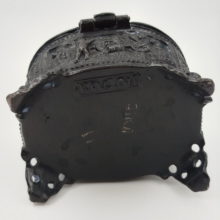 Шкатулка "Танцы и охота", чугун, крашение, Каслинский завод архитектурно-художественного литья (Касли), СССР, 1970-1990 гг.