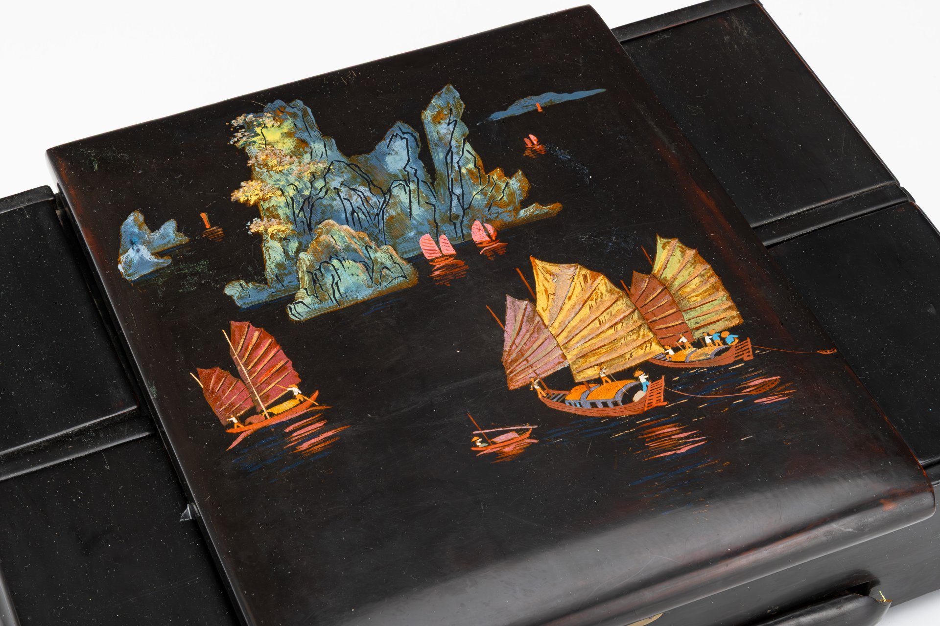 Шкатулка лаковая (ларец для украшений) в восточном стиле, украшенный изображением пейзажа с парусниками