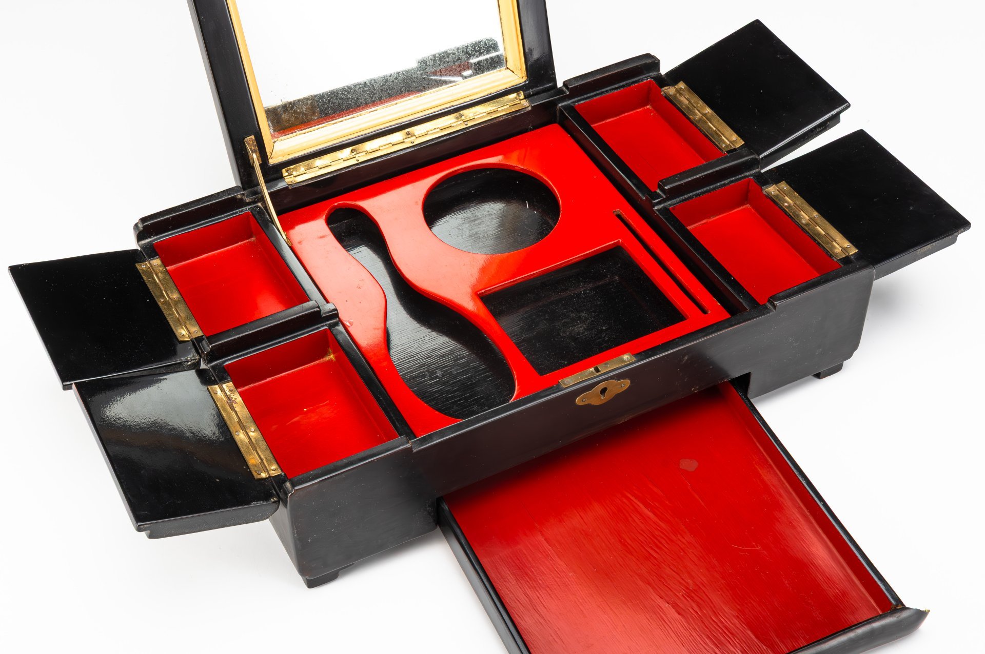 Шкатулка лаковая (ларец для украшений) в восточном стиле, украшенный изображением пейзажа с парусниками