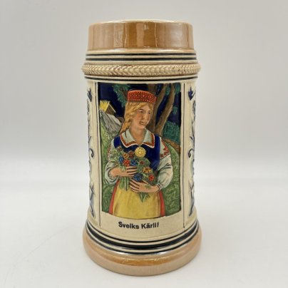 Кружка пивная "Sveiks Kārli!" (Привет, Карли!), декорированная рельефным изображением латышки в национальном платье