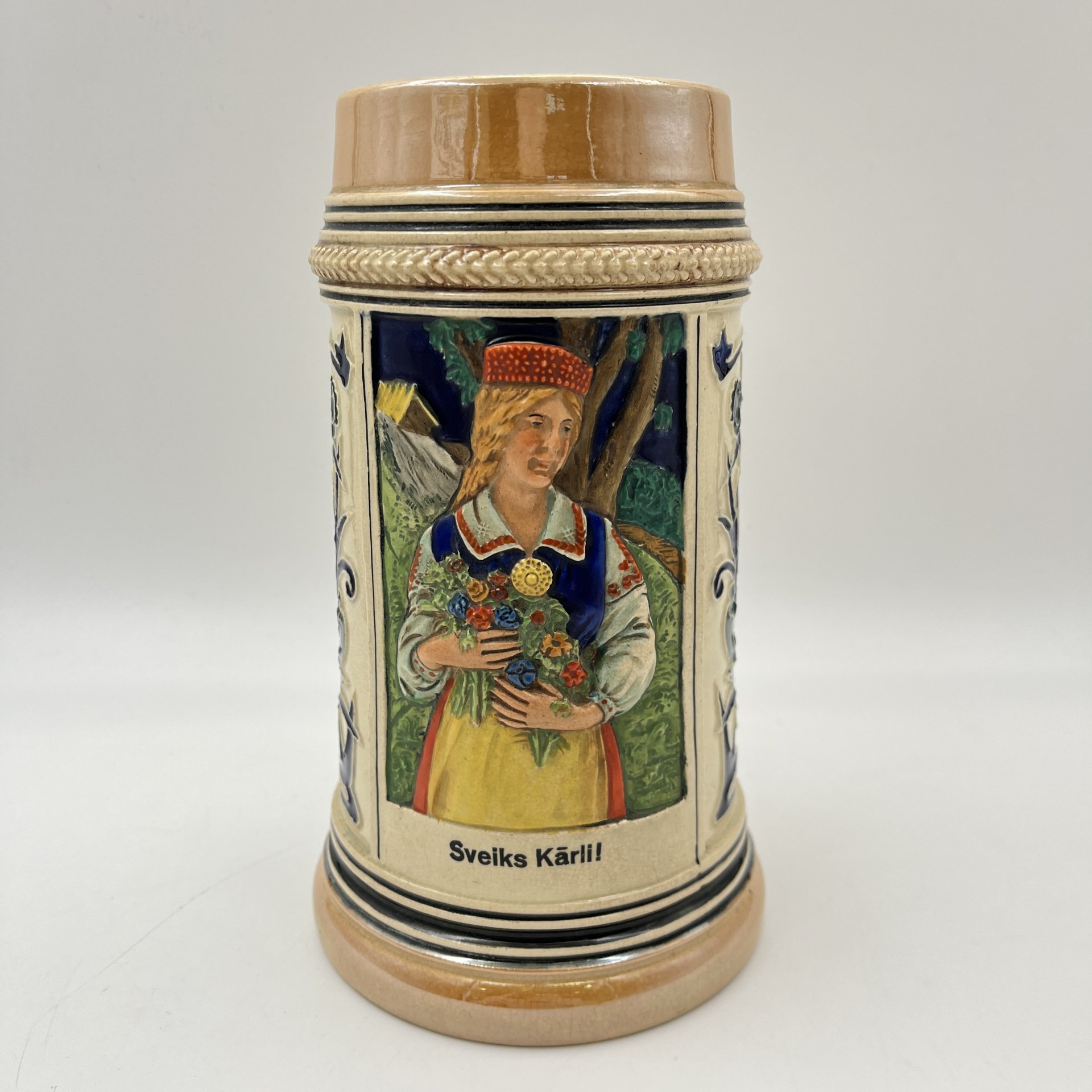 Кружка пивная "Sveiks Kārli!" (Привет, Карли!), декорированная рельефным изображением латышки в национальном платье