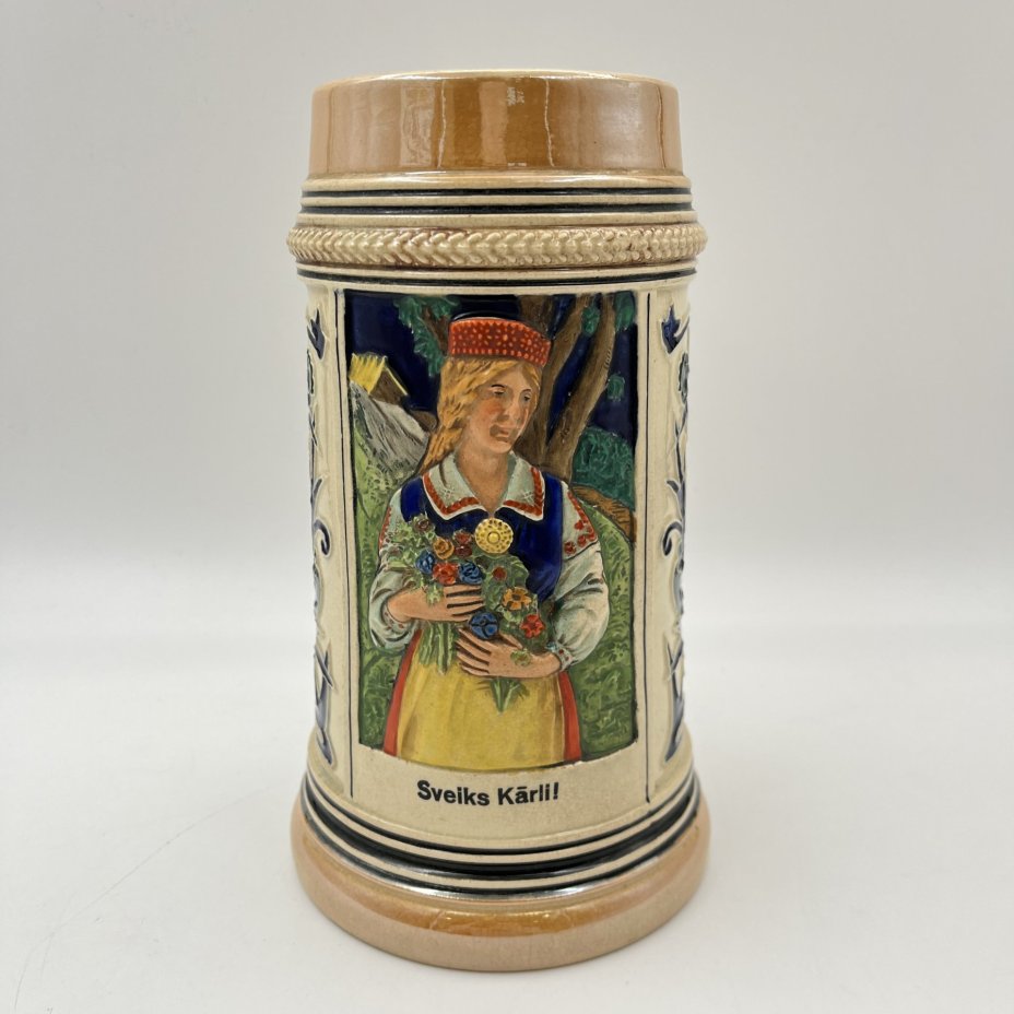 Кружка пивная "Sveiks Kārli!" (Привет, Карли!), декорированная рельефным изображением латышки в национальном платье