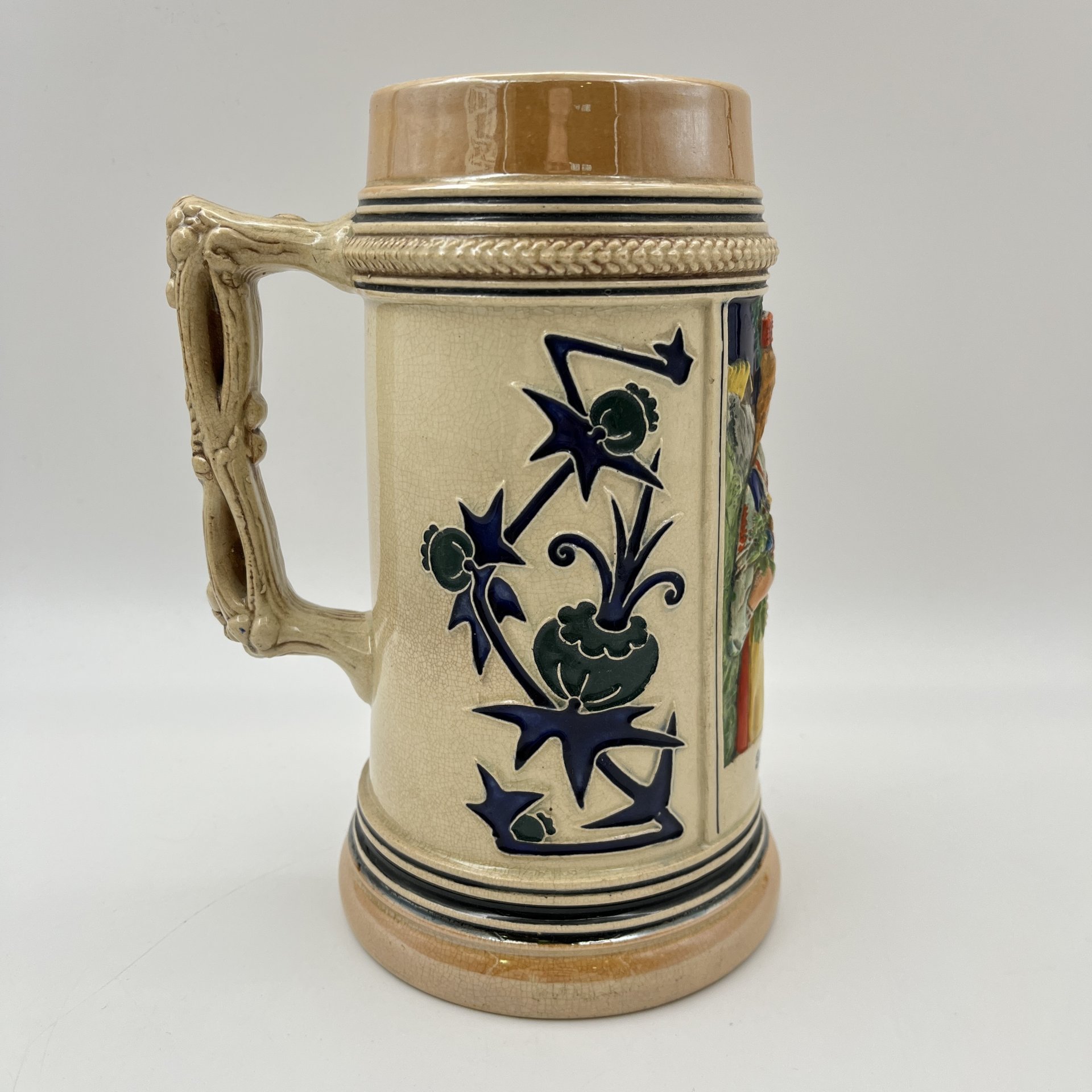 Кружка пивная "Sveiks Kārli!" (Привет, Карли!), декорированная рельефным изображением латышки в национальном платье