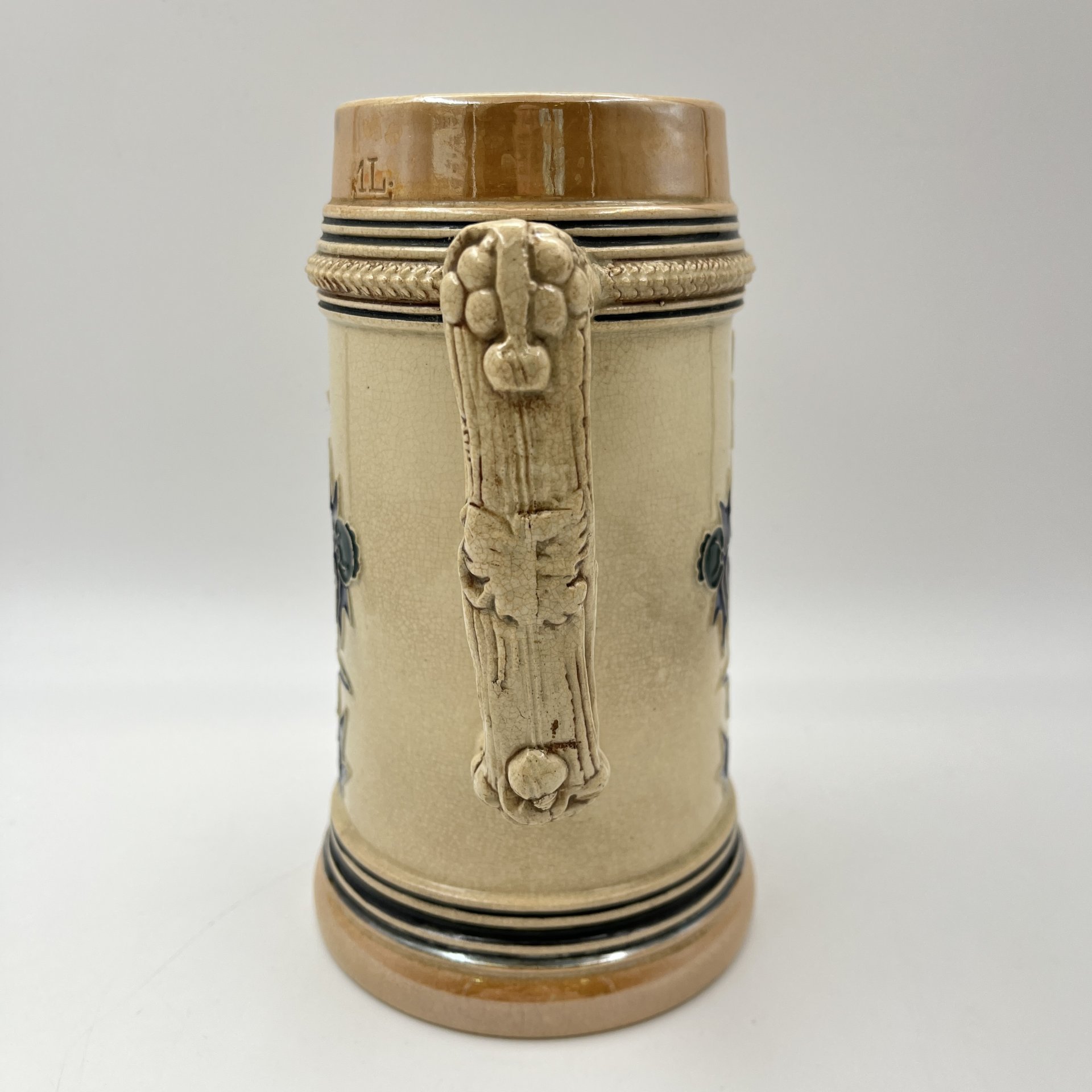 Кружка пивная "Sveiks Kārli!" (Привет, Карли!), декорированная рельефным изображением латышки в национальном платье