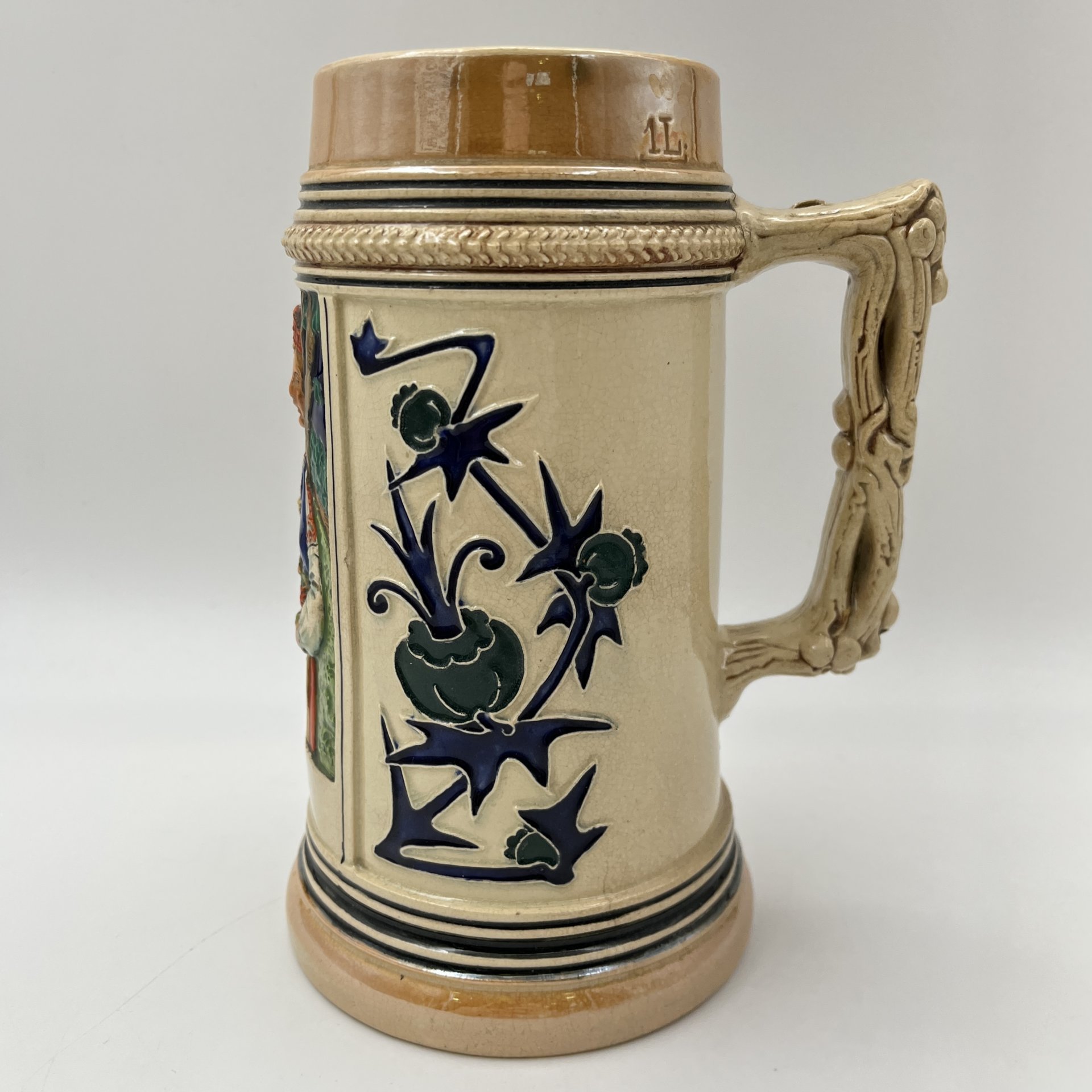 Кружка пивная "Sveiks Kārli!" (Привет, Карли!), декорированная рельефным изображением латышки в национальном платье