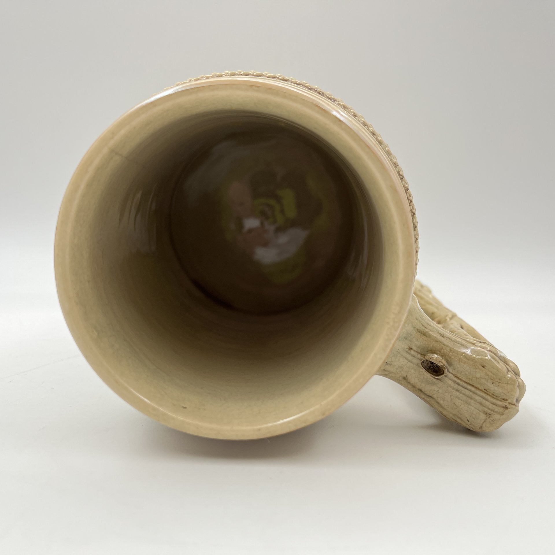 Кружка пивная "Sveiks Kārli!" (Привет, Карли!), декорированная рельефным изображением латышки в национальном платье