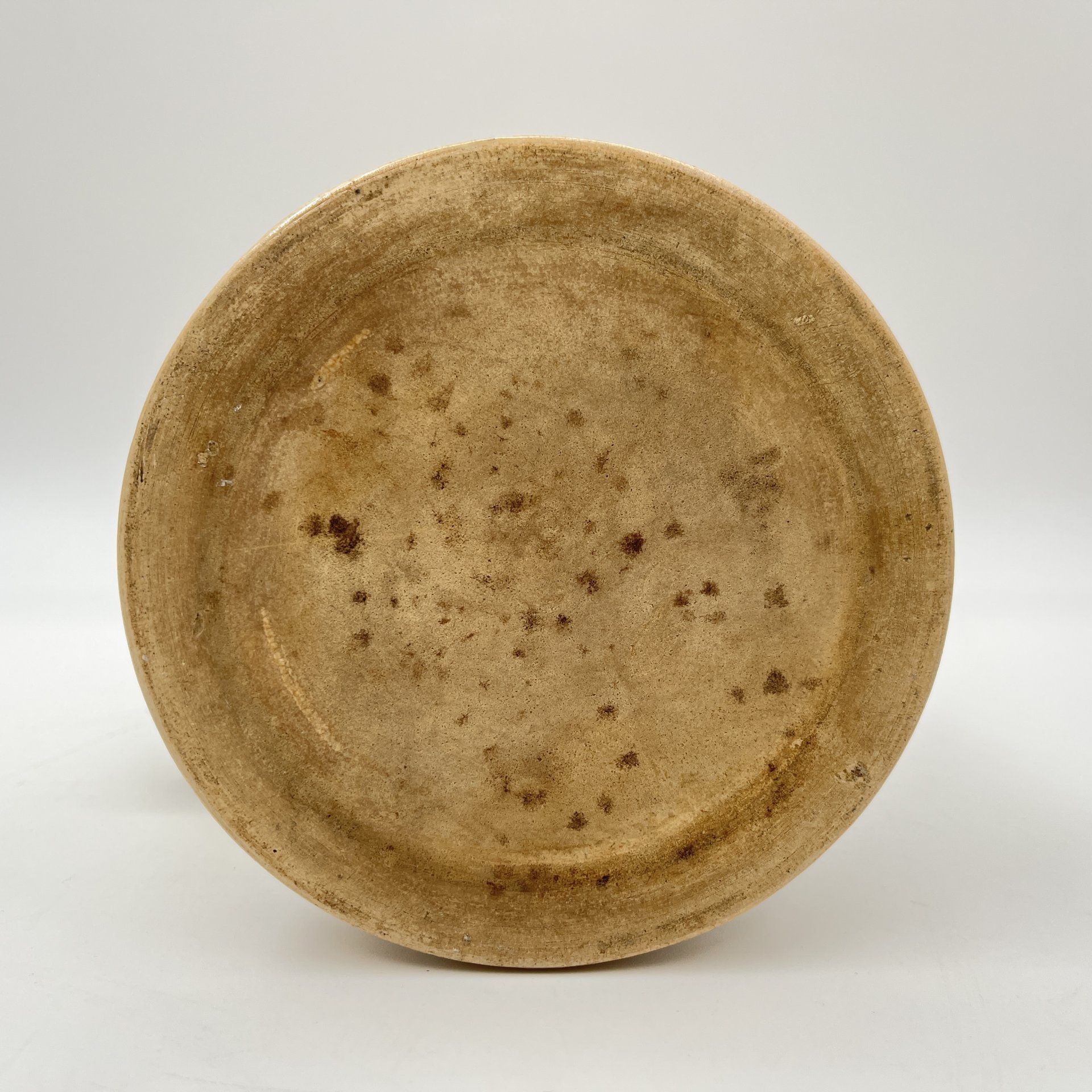 Кружка пивная "Sveiks Kārli!" (Привет, Карли!), декорированная рельефным изображением латышки в национальном платье