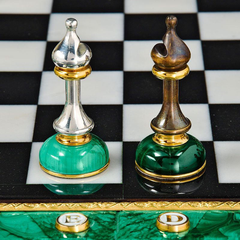 Стол шахматный с ножками в виде голов лошадей