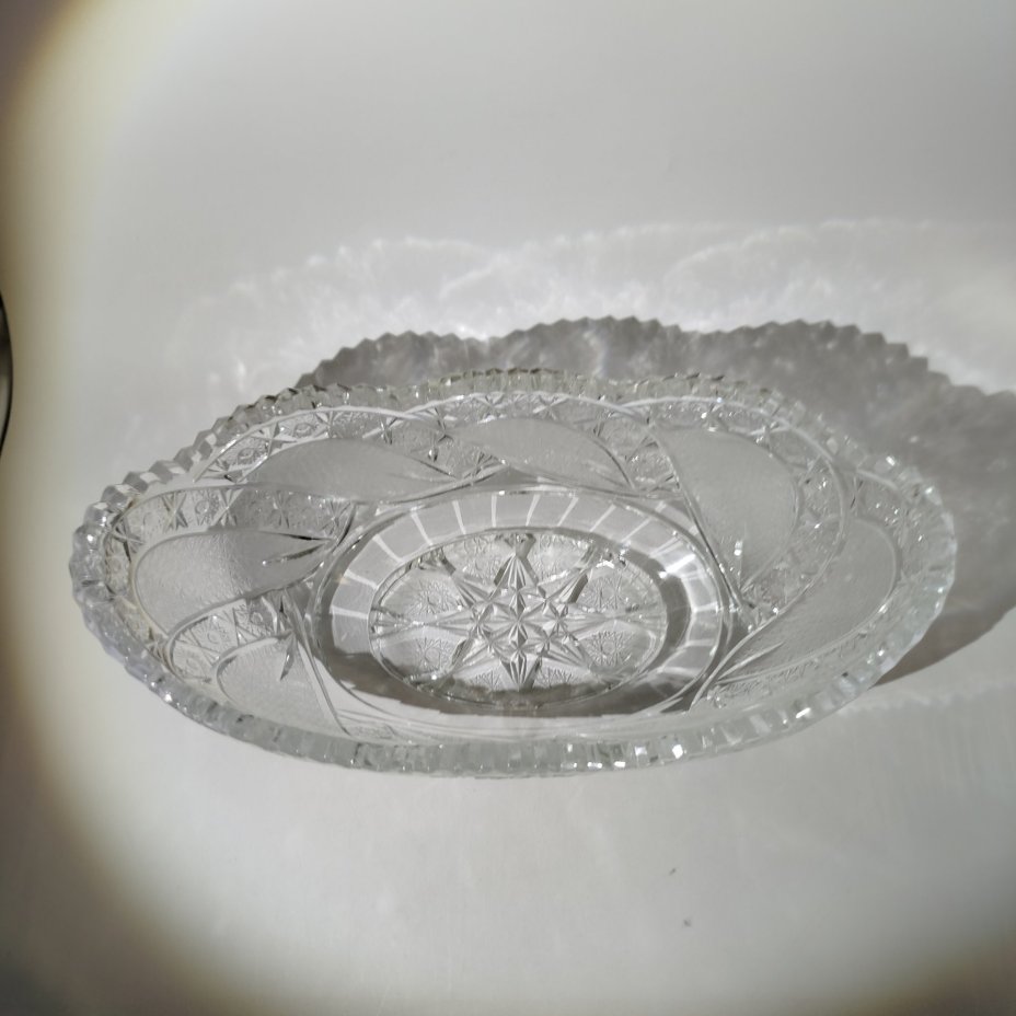 Салатник овальной формы с резным декором, хрусталь, алмазная грань, Гусевской хрустальный завод (Гусь-Хрустальный), СССР, 1970-1980 гг.