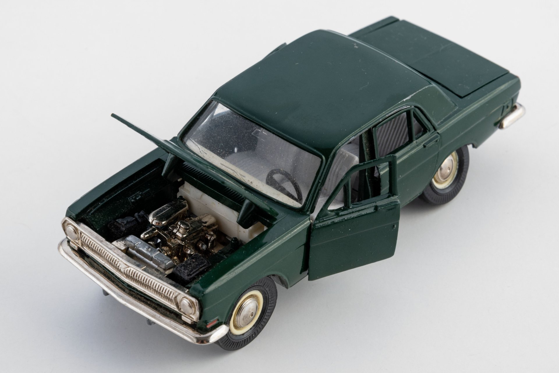 Модель автомобиля "Волга ГАЗ-24", №А13  в родной коробке в масштабе 1:43, Саратовский завод «Тантал»