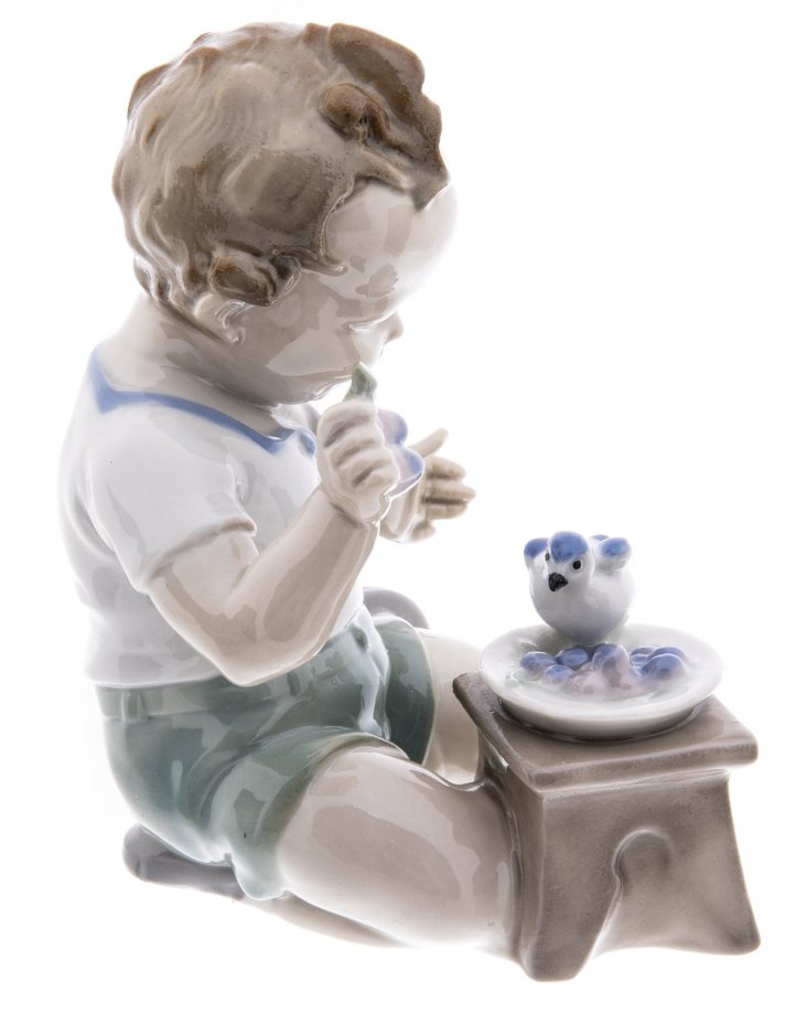 Статуэтка "Мальчик кормит птичку", фарфор, роспись, Западная Европа, 1960-1980 гг.