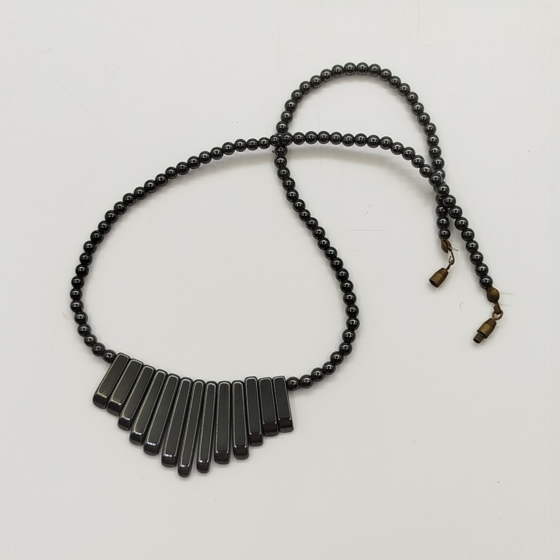 Колье с бусинами круглой и вытянутой формы, гематит, металл, СССР, 1980-2000 гг.