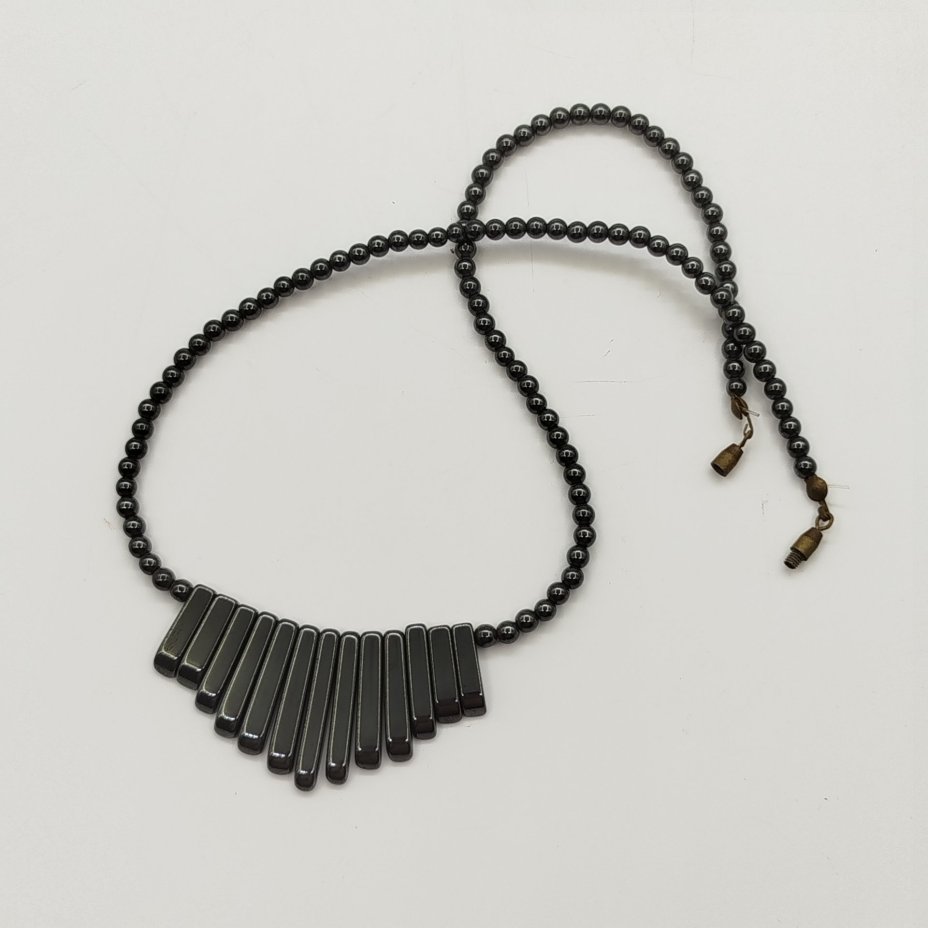 Колье с бусинами круглой и вытянутой формы, гематит, металл