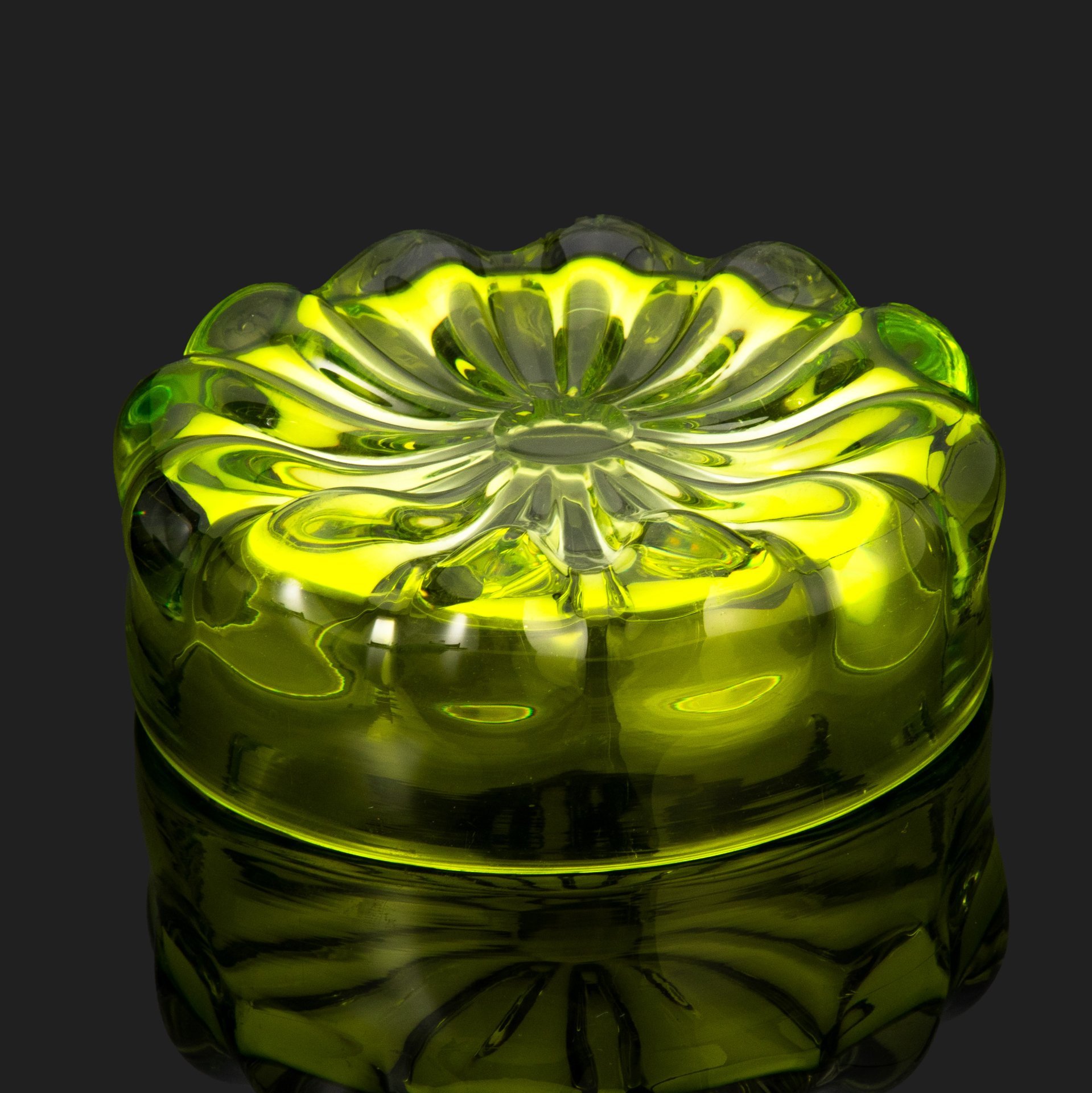 Ваза (конфетница) "Резеда", автор формы В.И. Мухина, цветное стекло, Ленинградский завод художественного стекла (ЛЗХС), Гусевской хрустальный завод (Гусь-Хрустальный)