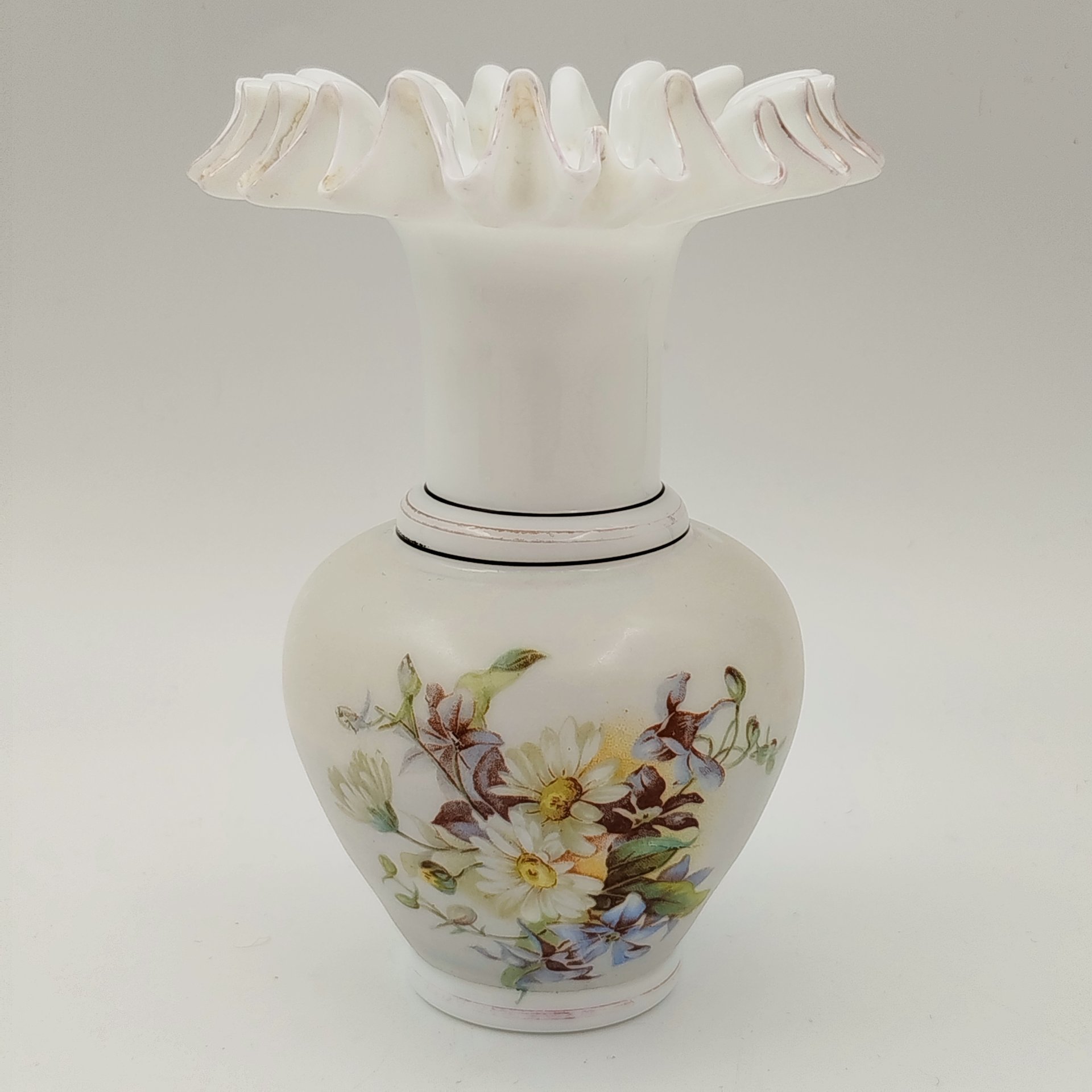 Ваза миниатюрная с фестончатым краем и декором в виде полевых цветов