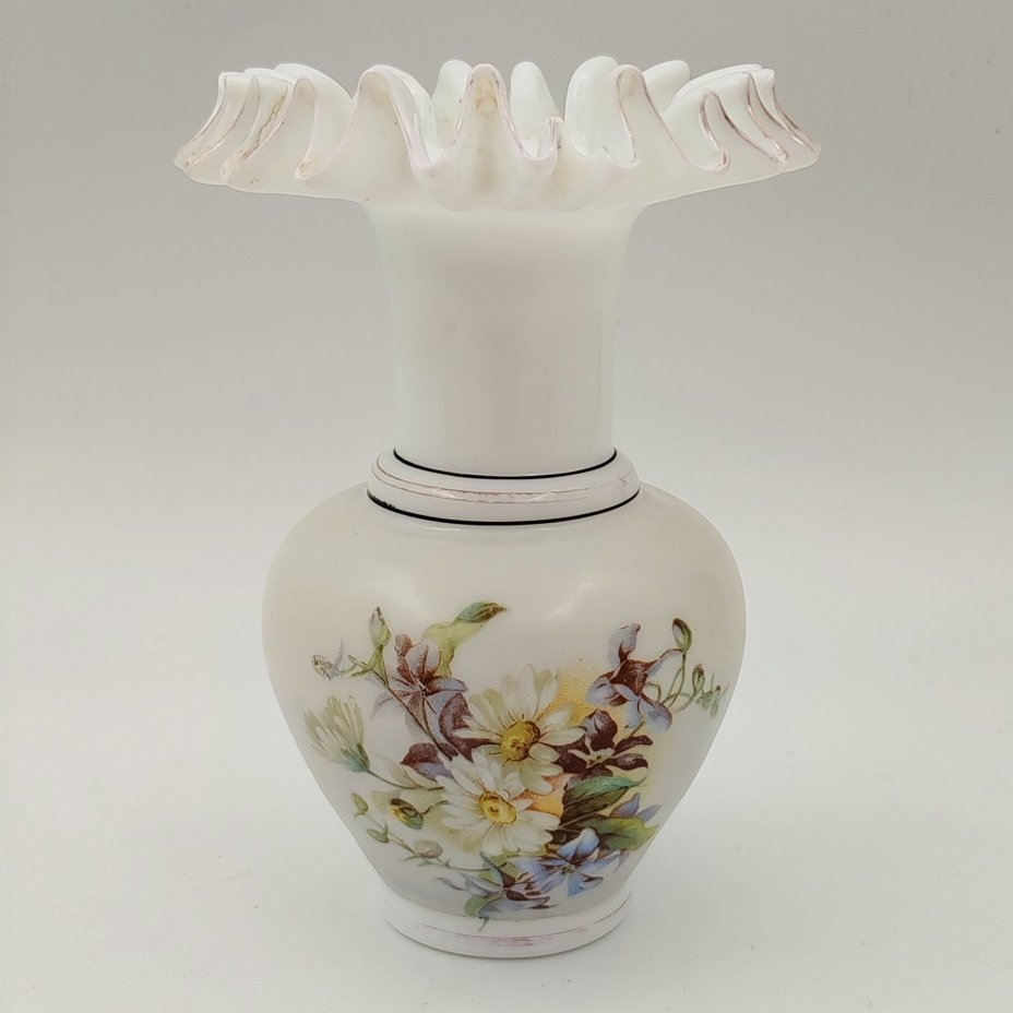 Ваза миниатюрная с фестончатым краем и декором в виде полевых цветов